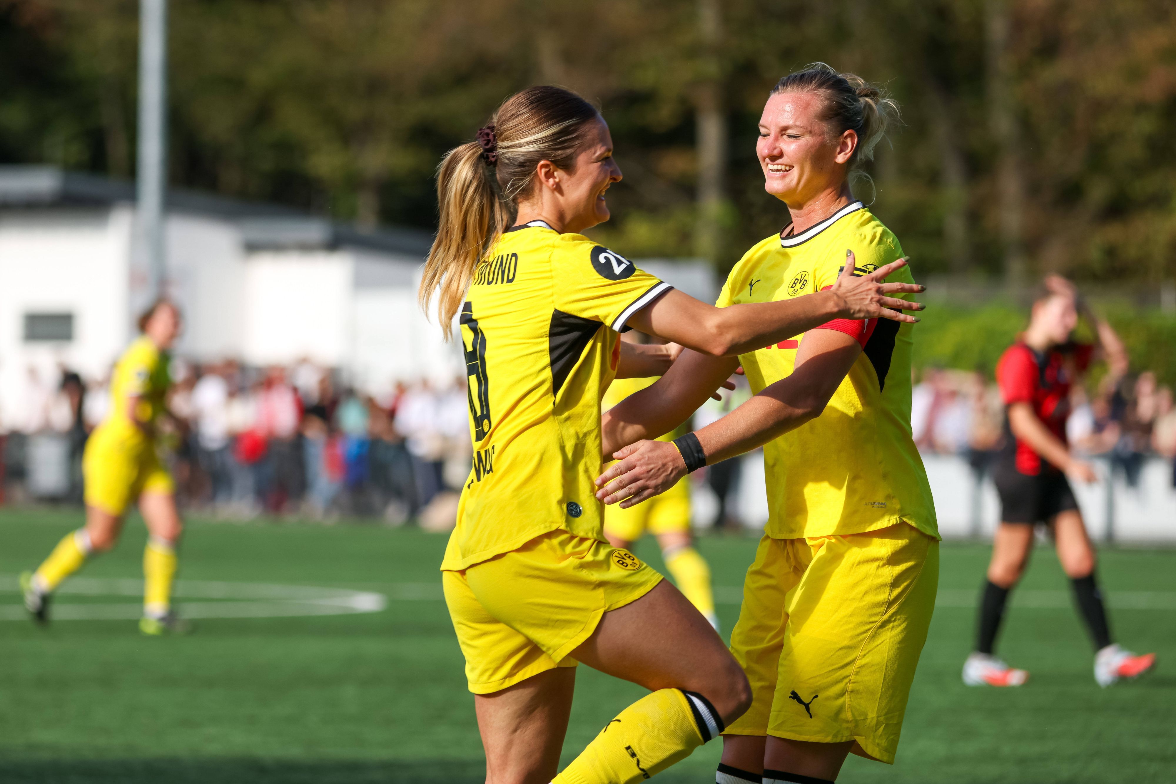 Torjubel Noreen Günnewig BVB mit Alexandra Popp BVB, DJK Südwest Köln vs Borussia Dortmund, Frauen Regionalliga West, 7. Spieltag, Köln, 04.10.2026. *** Noreen Günnewig BVB celebrates a goal with Alexandra Popp BVB, DJK Südwest Köln vs. Borussia Dortmund, Women s Regionalliga West, Matchday 7, Cologne, October 4, 2026