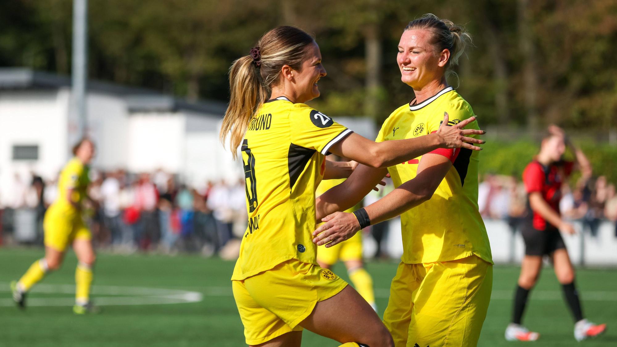Torjubel Noreen Günnewig BVB mit Alexandra Popp BVB, DJK Südwest Köln vs Borussia Dortmund, Frauen Regionalliga West, 7. Spieltag, Köln, 04.10.2026. *** Noreen Günnewig BVB celebrates a goal with Alexandra Popp BVB, DJK Südwest Köln vs. Borussia Dortmund, Women s Regionalliga West, Matchday 7, Cologne, October 4, 2026