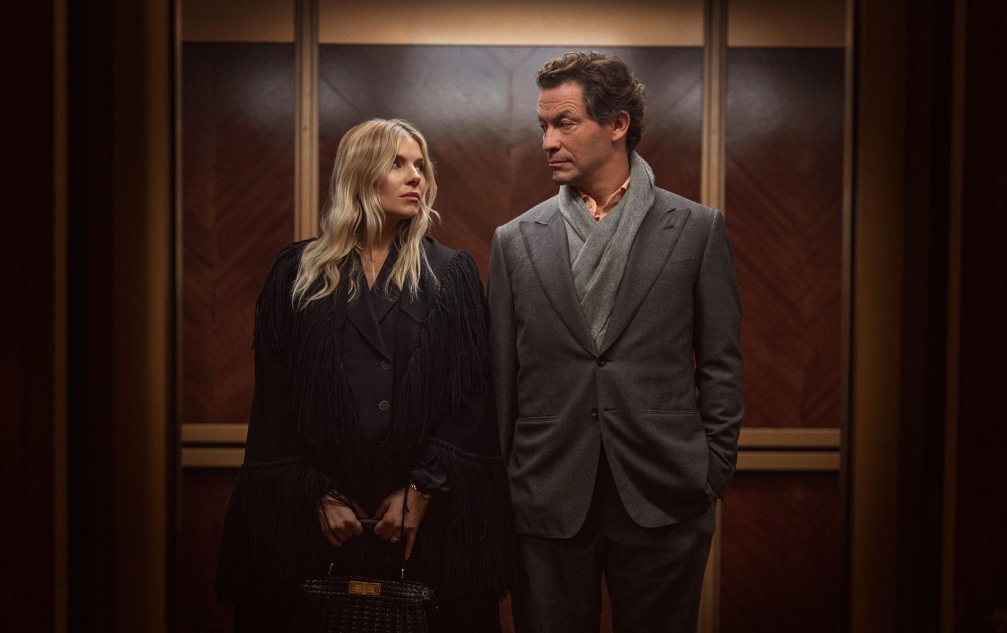 Filmstar Carla Duval (Sienna Miller) und Tech-Unternehmer Morgan Henderson (Dominic West) haben sich nichts mehr zu sagen. (Bild: © Sky / HBO / New Pictures / Justin Downing)
