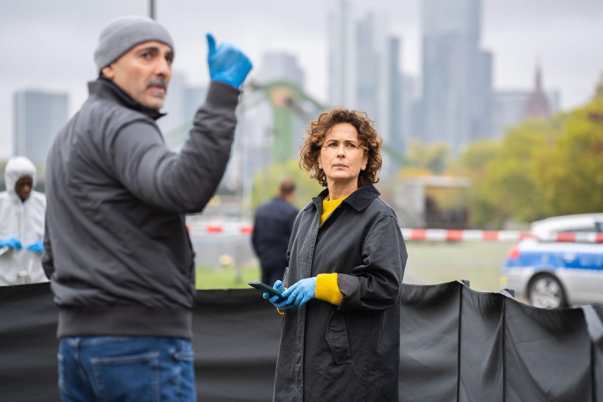Mord vor Frankfurts Skyline: Ermittlerin Sarah Frankfurter (Marie-Lou Sellem) bekommt von Rechtsmediziner Fêris Hahn (Billey Demirtaş) erklärt, was er bisher über den Tathergang weiß. (Bild: © ZDF/Daniel Dornhöfer)