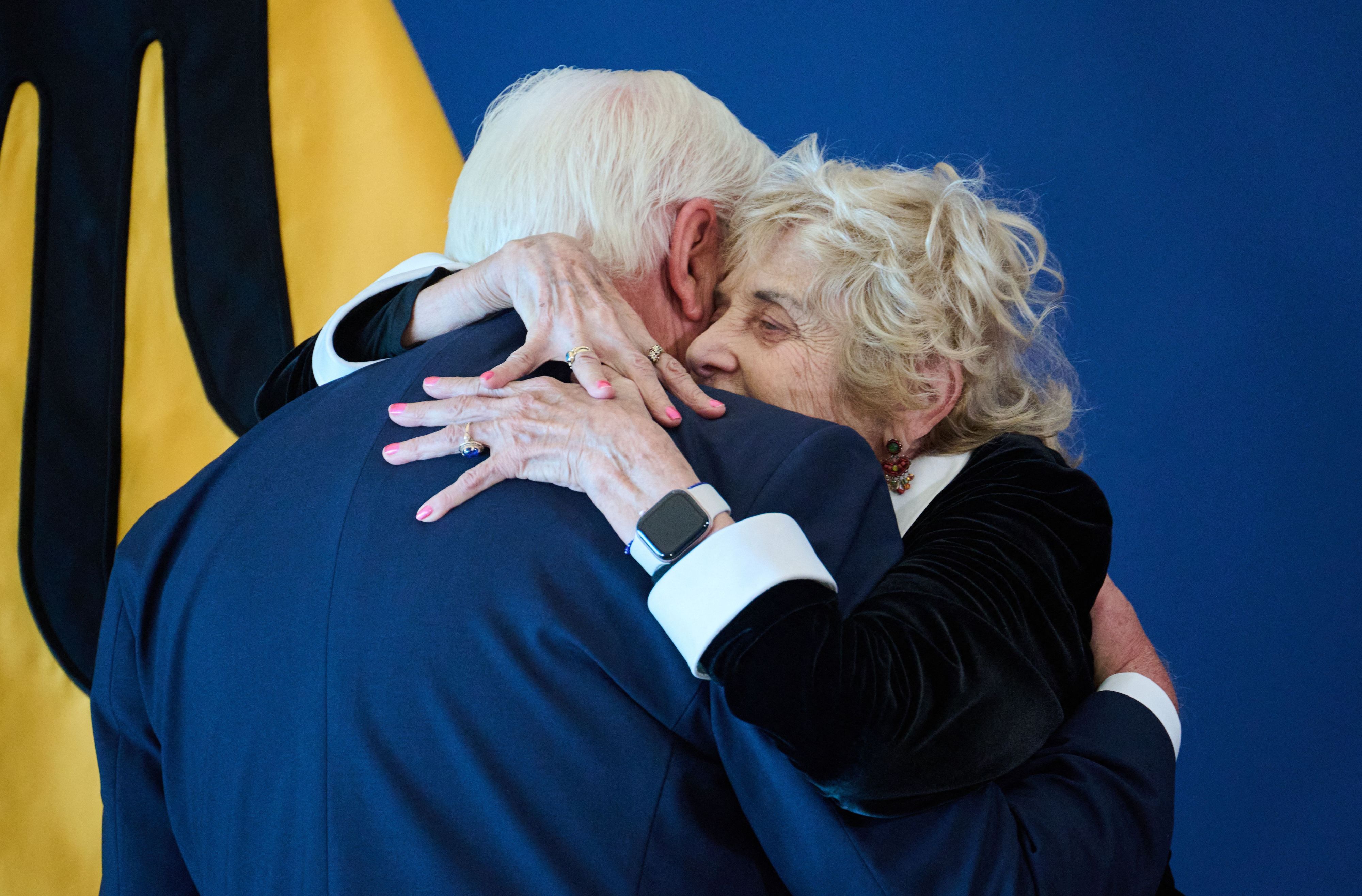 05.10.2026, Berlin: Tova Friedman bedankt sich bei Bundespräsident Frank-Walter Steinmeier, der sie zum Tag der Deutschen Einheit im Amtssitz am Spreebogen mit dem Verdienstorden der Bundesrepublik Deutschland ausgezeichnet hat.