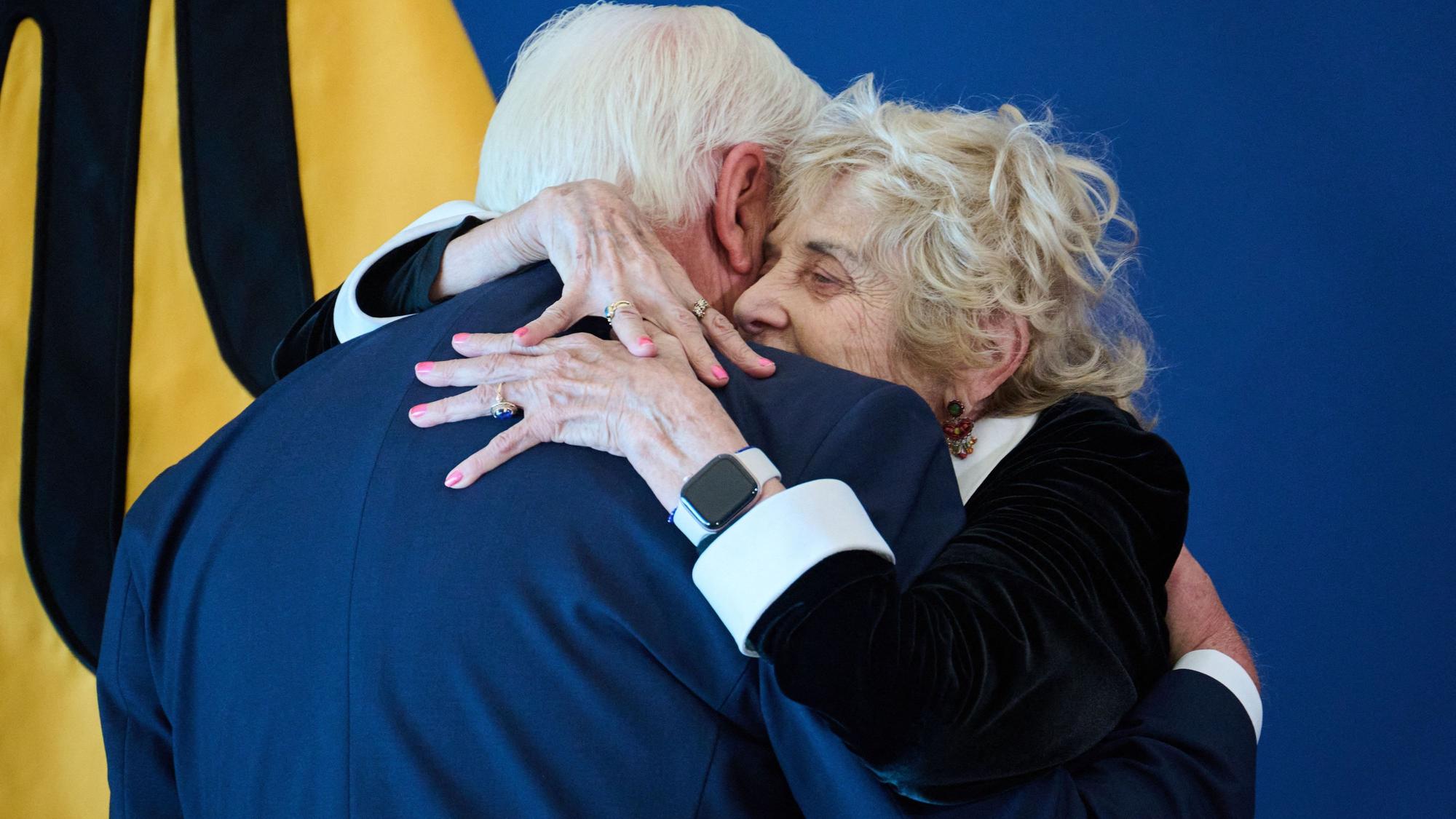 05.10.2026, Berlin: Tova Friedman bedankt sich bei Bundespräsident Frank-Walter Steinmeier, der sie zum Tag der Deutschen Einheit im Amtssitz am Spreebogen mit dem Verdienstorden der Bundesrepublik Deutschland ausgezeichnet hat.