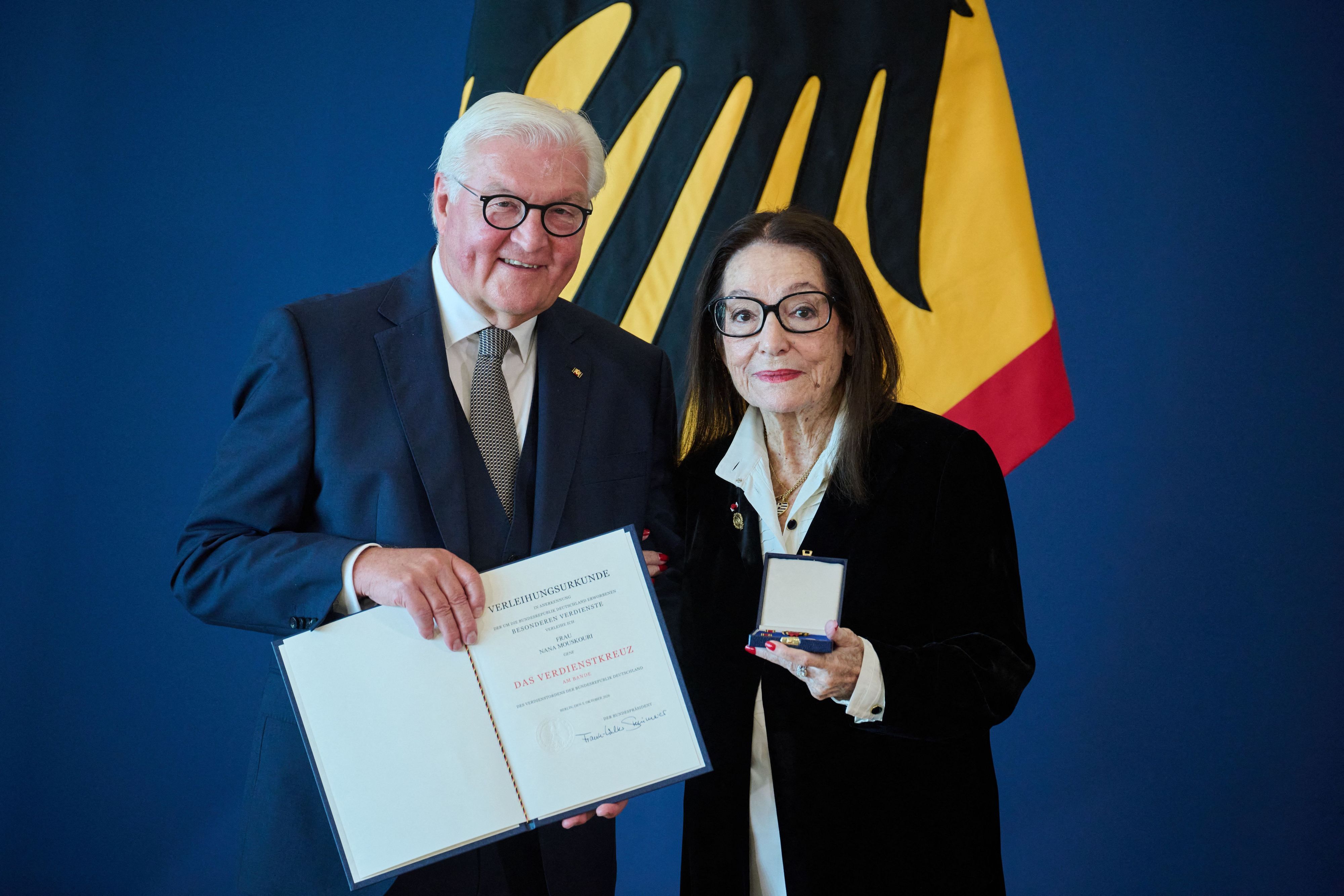 05.10.2026, Berlin: Die im schweizerischen Genf lebende griechische Sängerin Nana Mouskouri wird von Bundespräsident Frank-Walter Steinmeier zum Tag der Deutschen Einheit im Amtssitz am Spreebogen mit dem Verdienstorden der Bundesrepublik Deutschland ausgezeichnet.