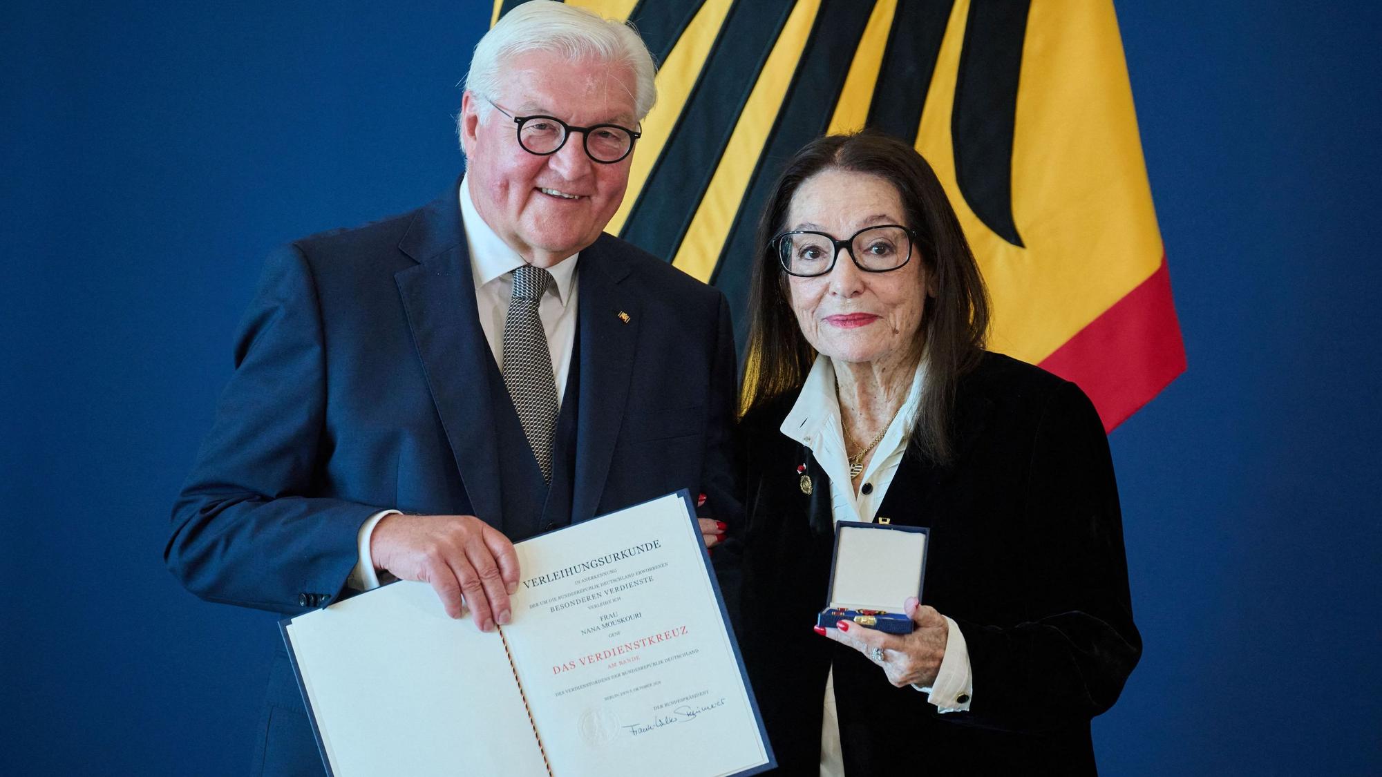 05.10.2026, Berlin: Die im schweizerischen Genf lebende griechische Sängerin Nana Mouskouri wird von Bundespräsident Frank-Walter Steinmeier zum Tag der Deutschen Einheit im Amtssitz am Spreebogen mit dem Verdienstorden der Bundesrepublik Deutschland ausgezeichnet.