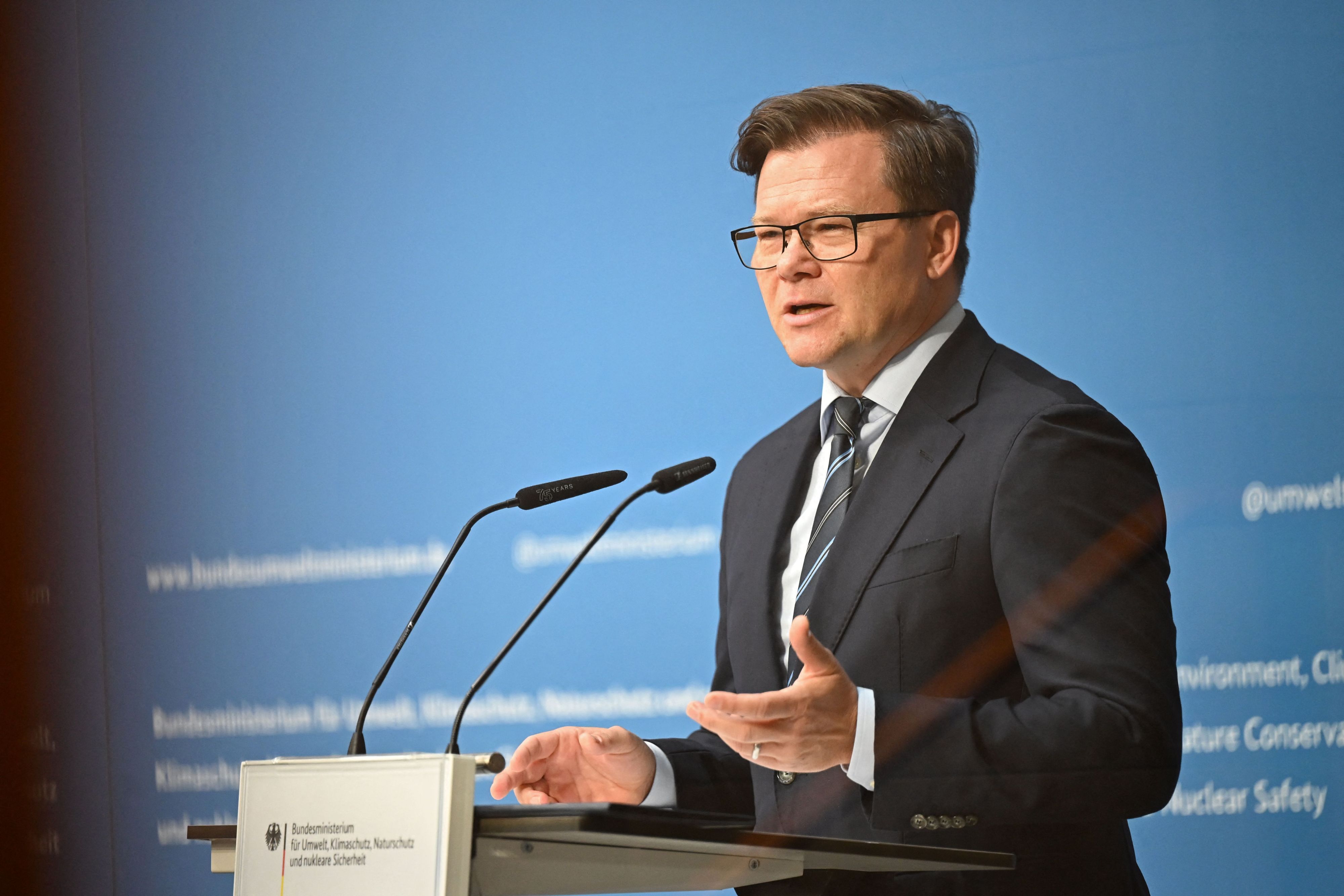 Bundesumweltminister Carsten Schneider (SPD) hält eine Rede im Ministerium.