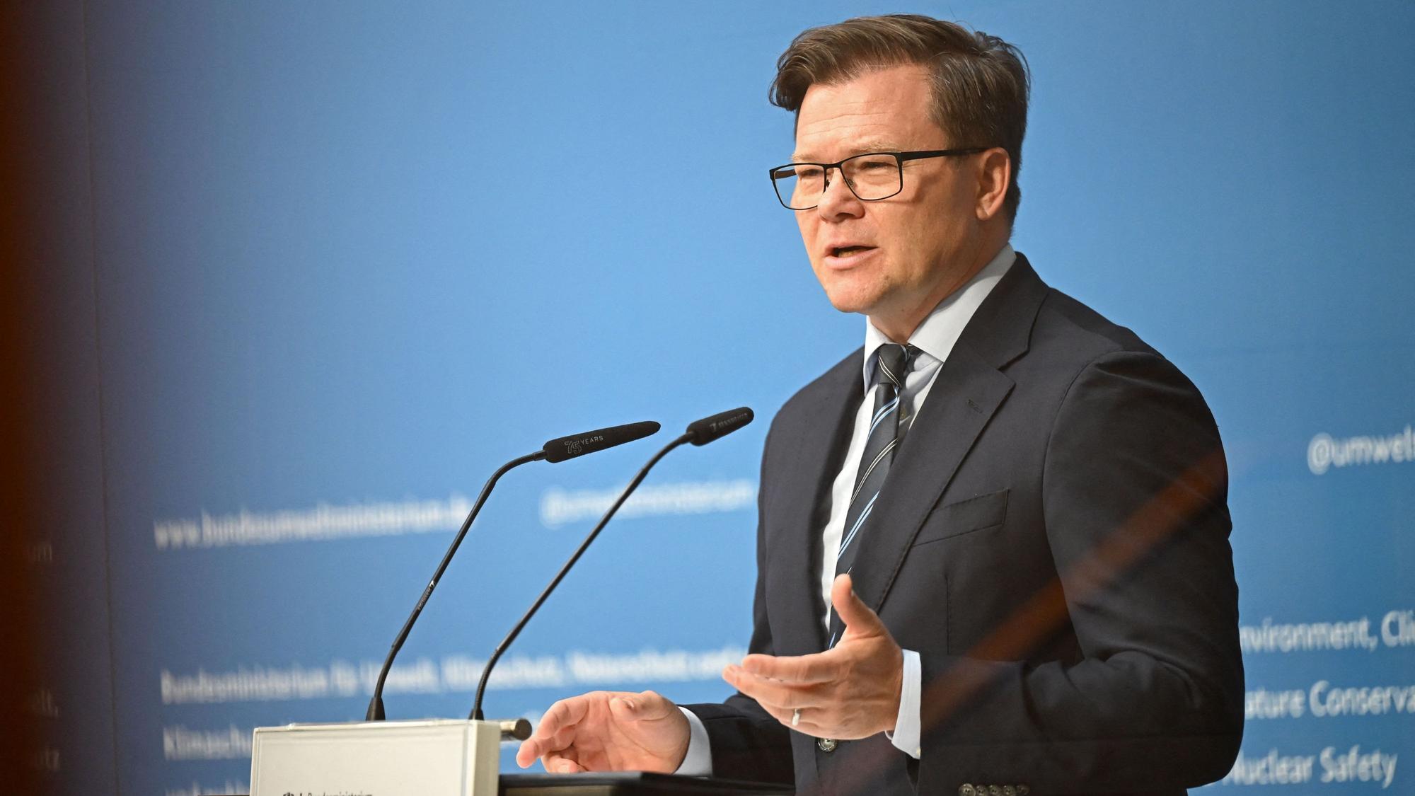 Bundesumweltminister Carsten Schneider (SPD) hält eine Rede im Ministerium.