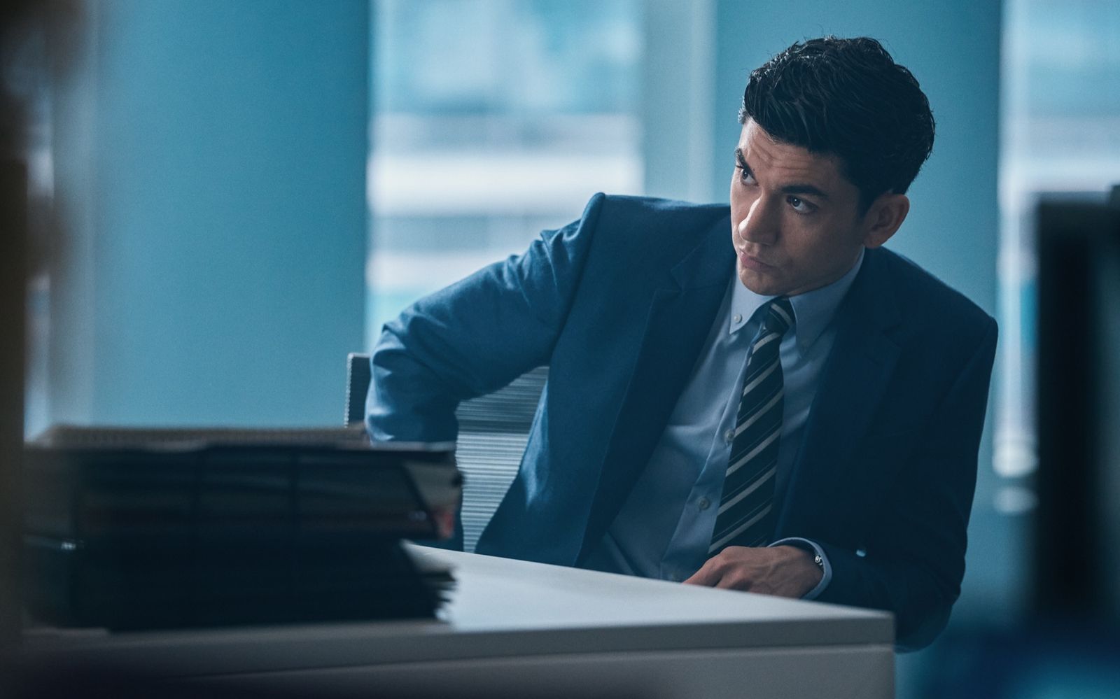 Johnny (Archie Renaux) kommt aus ärmlichen Verhältnissen und will sich einem verkorksten Karrierestart in dem hochkarätigen Scheidungsprozess beweisen. (Bild: © Sky / HBO / New Pictures / Justin Downing)
