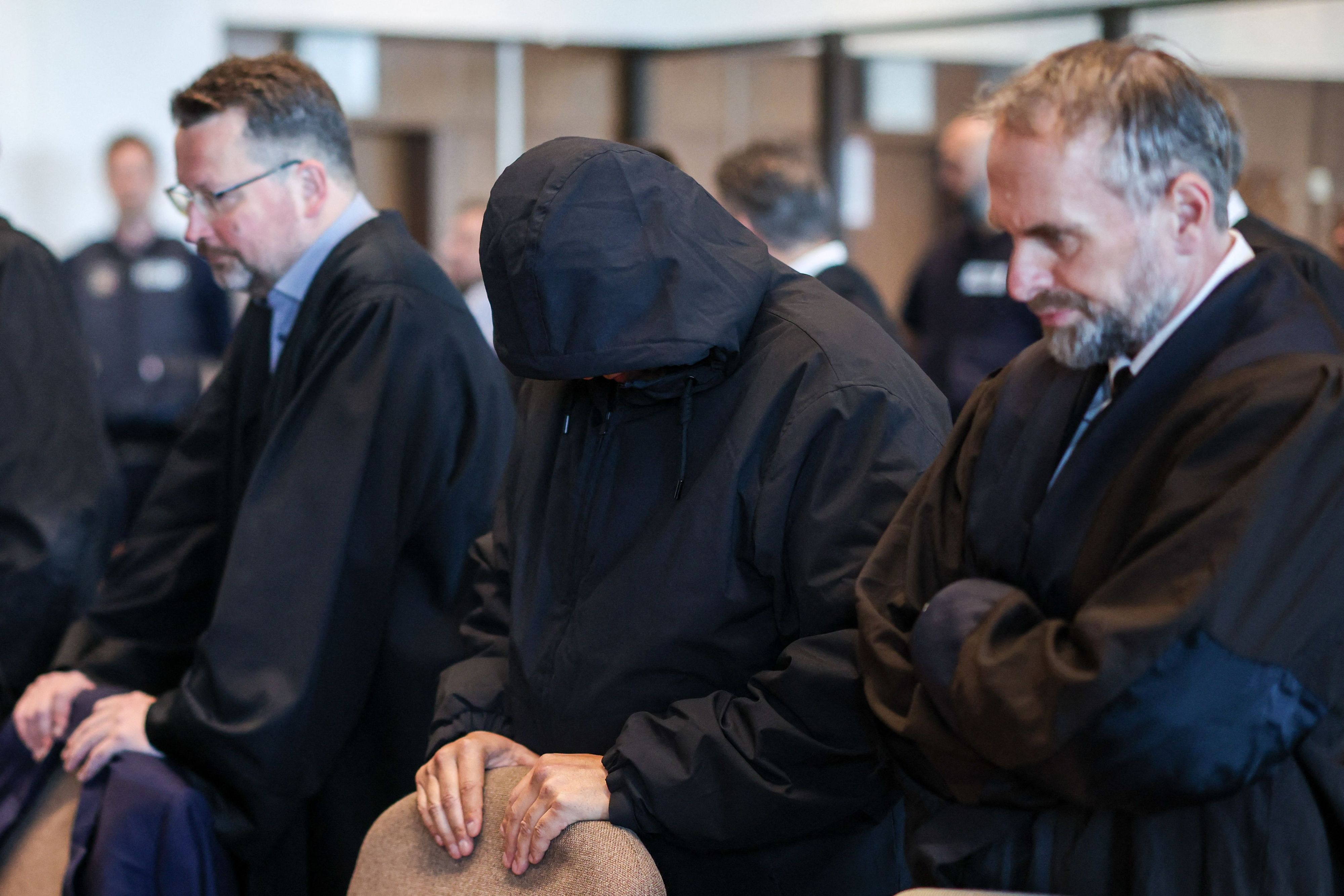 Köln: Ein Angeklagter steht neben den Verteidigern im Gerichtssaal. Der Raubüberfall in einer Hürther Lagerhalle gilt als Auslöser einer massiven Gewaltspirale, die als „Kölner Drogenkrieg“ bekannt wurde.
