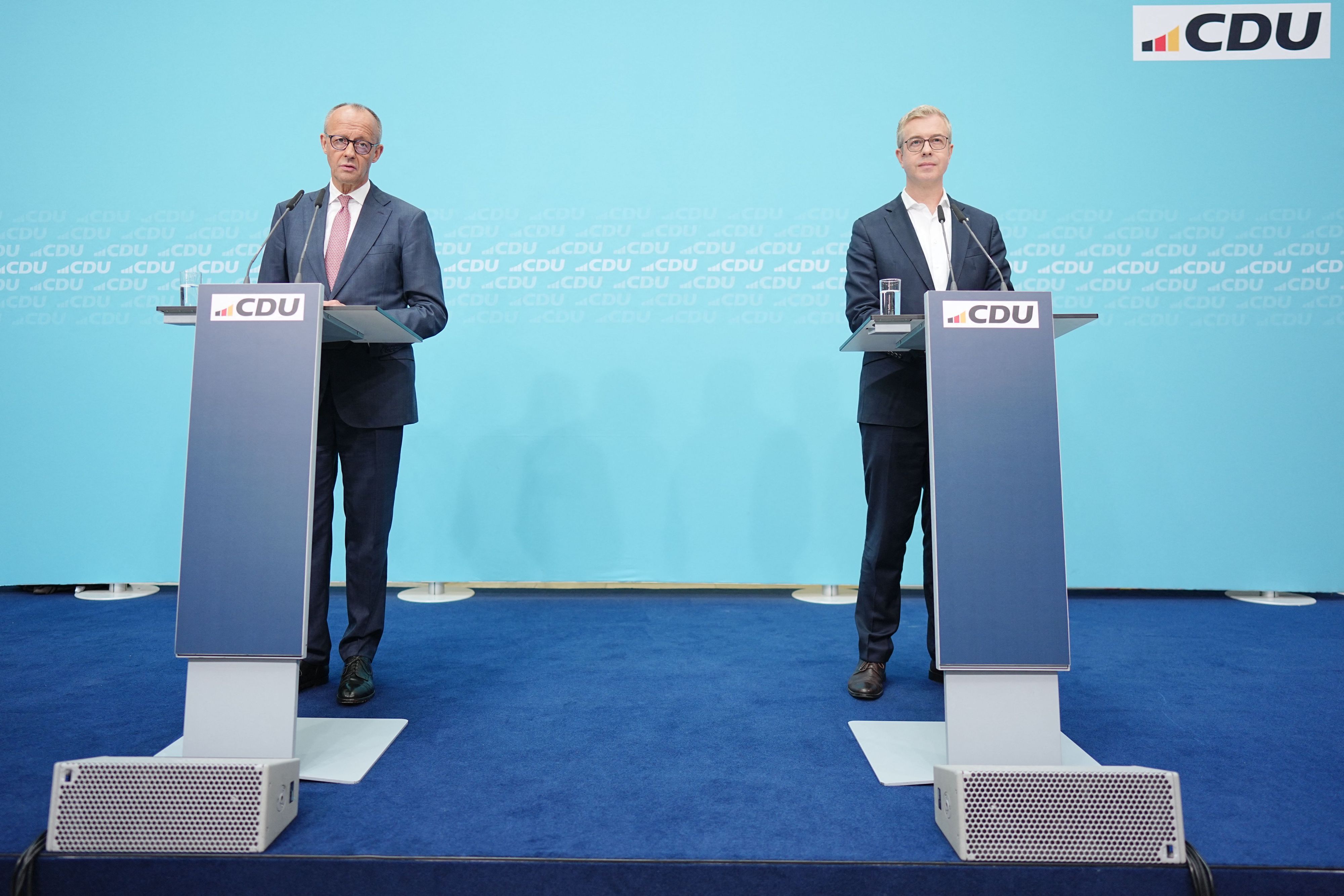 Bundeskanzler Friedrich Merz (CDU) und Stefan Evers, CDU-Spitzenkandidat für die Abgeordnetenhauswahl in Berlin, bei einer Pressekonferenz. (Archivbild)