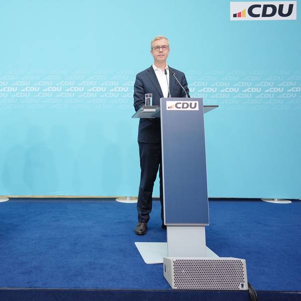 Bundeskanzler Friedrich Merz (CDU) und Stefan Evers, CDU-Spitzenkandidat für die Abgeordnetenhauswahl in Berlin, bei einer Pressekonferenz. (Archivbild)