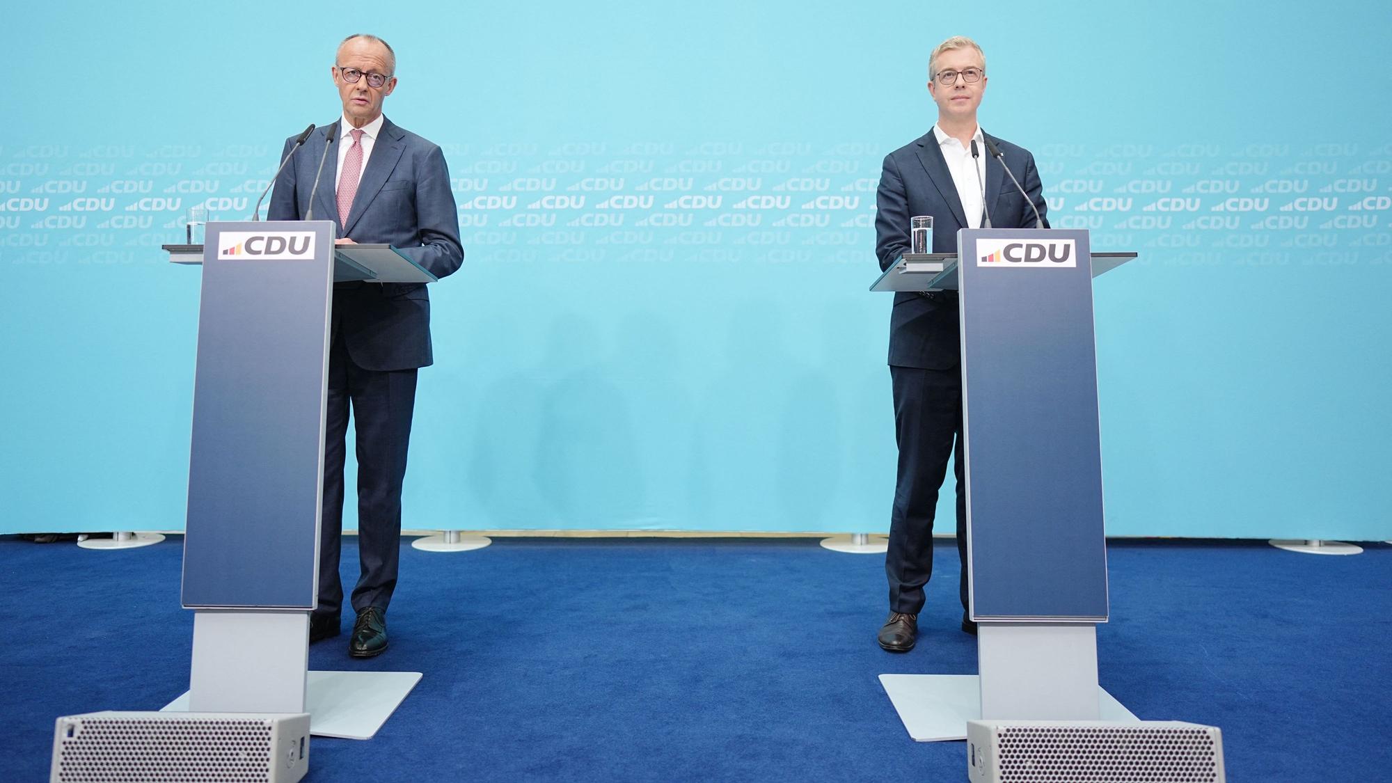 Bundeskanzler Friedrich Merz (CDU) und Stefan Evers, CDU-Spitzenkandidat für die Abgeordnetenhauswahl in Berlin, bei einer Pressekonferenz. (Archivbild)