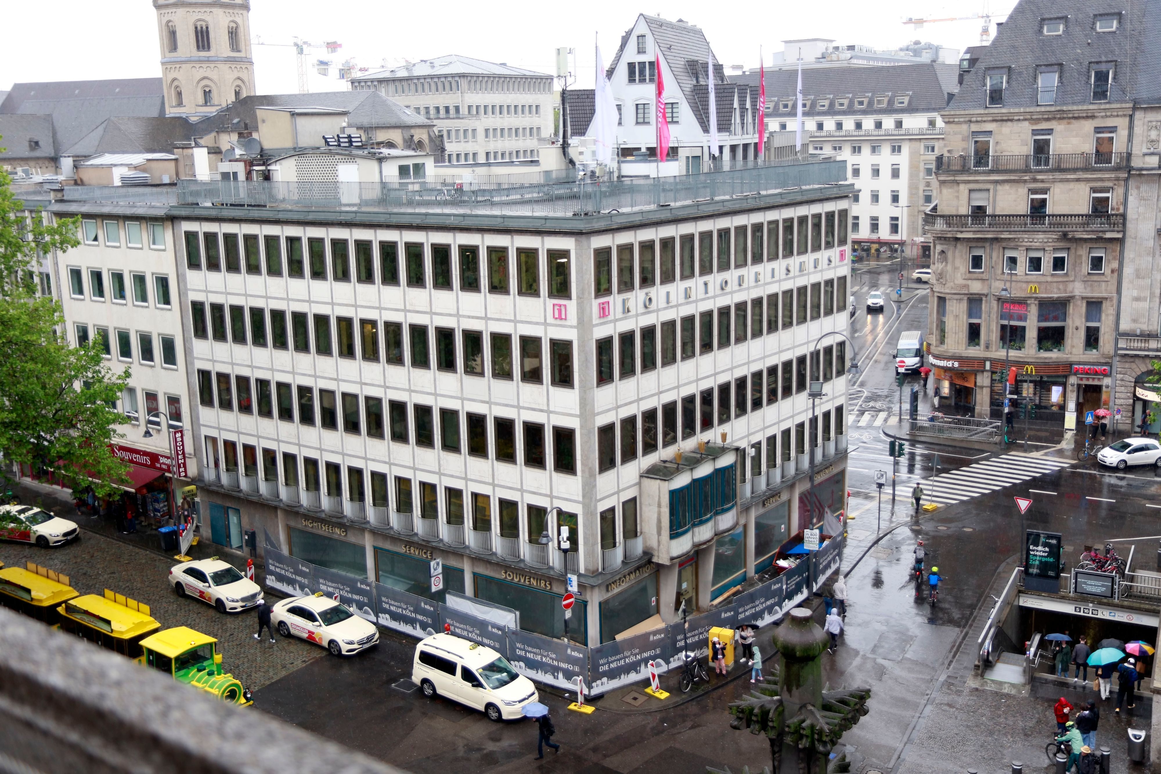 Das Gebäude von Köln-Tourismus gegenüber dem Dom.
