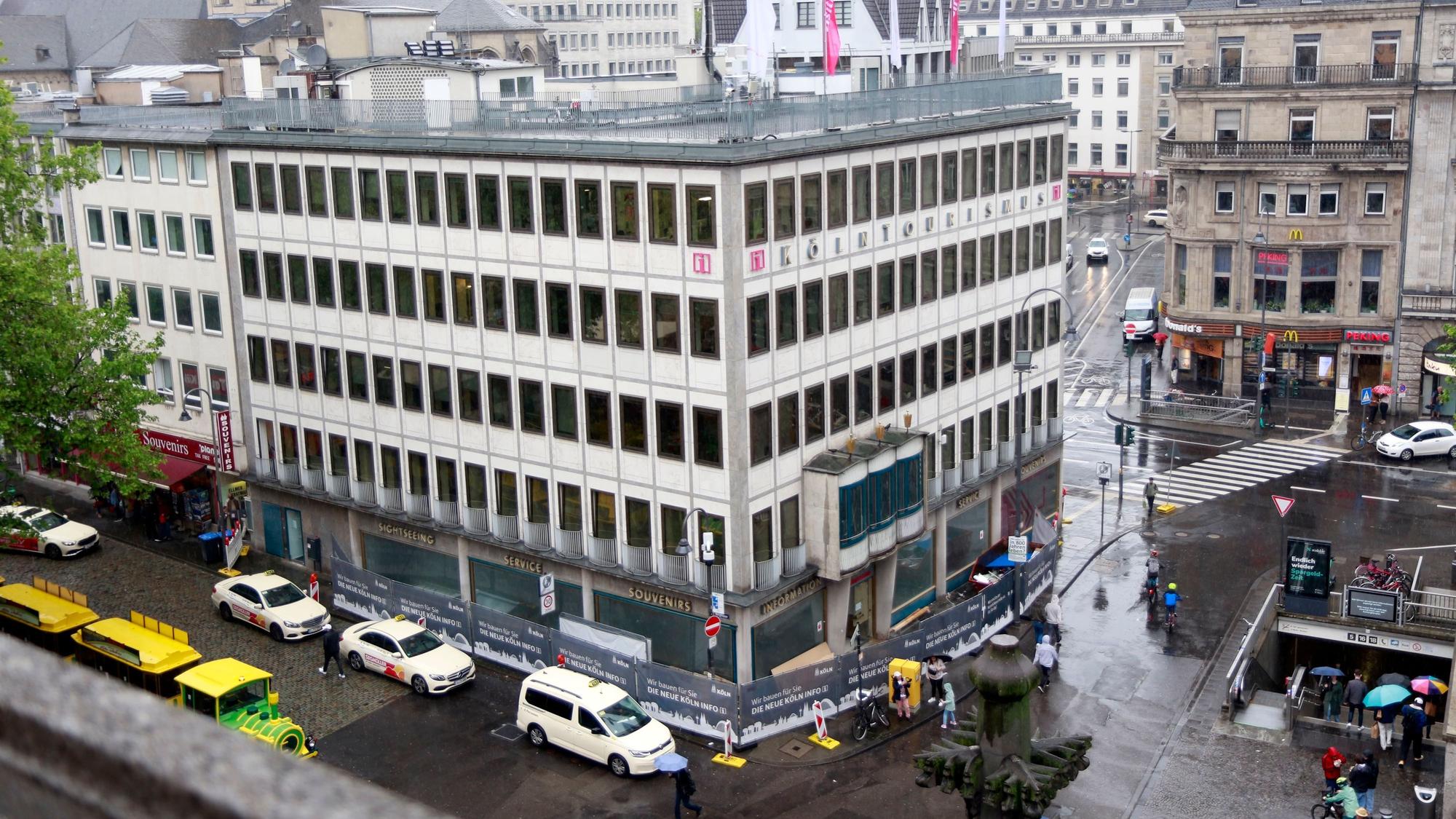 Das Gebäude von Köln-Tourismus gegenüber dem Dom.