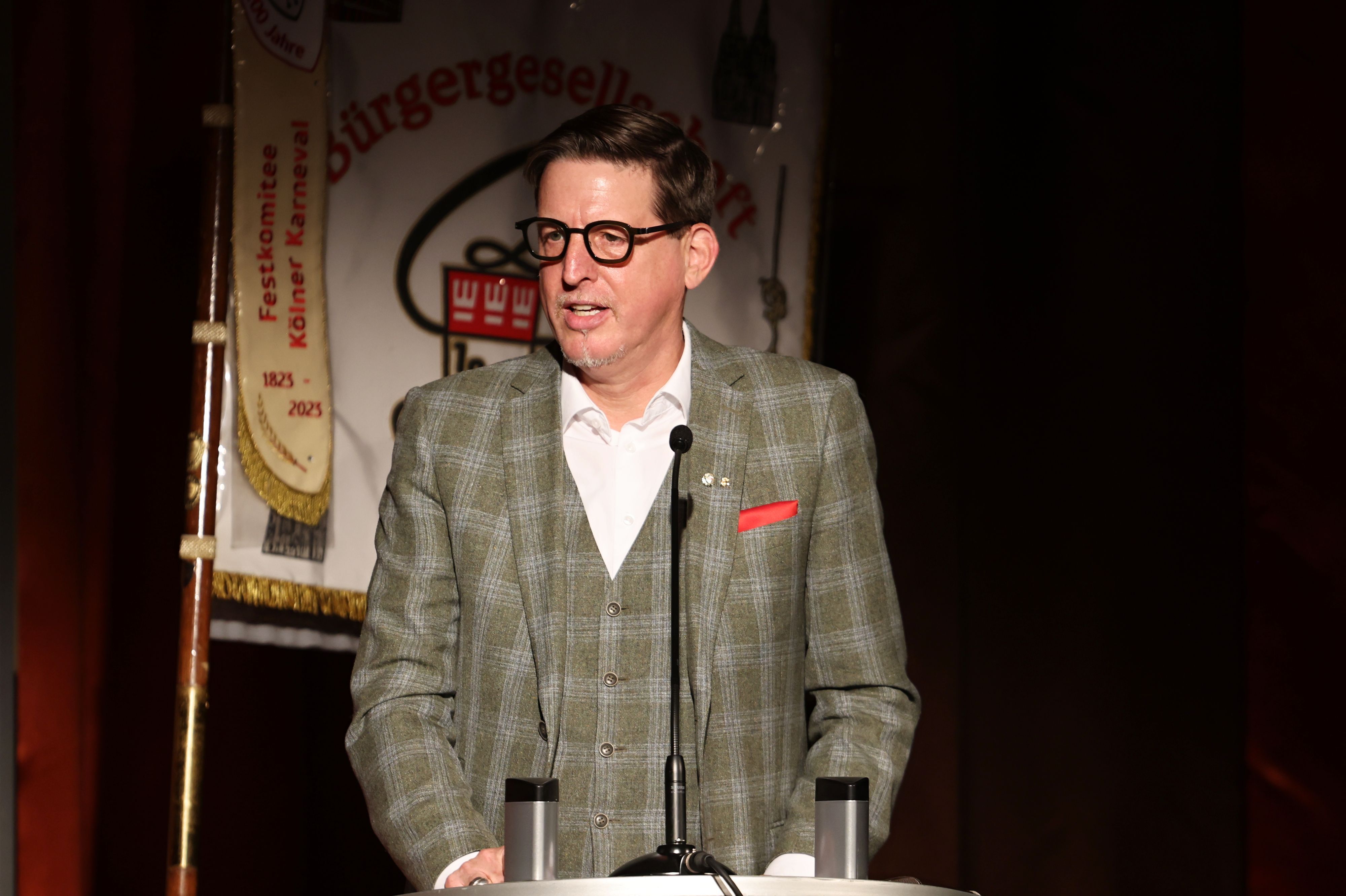 André Schulze-Isfort steht am Rednerpult.