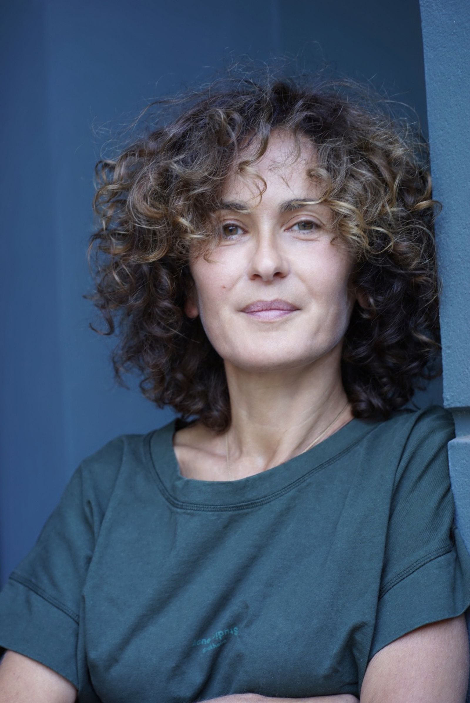 Marie-Lou Sellem studierte Schauspiel in Essen und stand danach in Basel, Hamburg und Zürich auf renommierten Theaterbühnen. Bekannt wurde sie 1997 durch Tom Tykwers „Winterschläfer“. Für „Knochen und Namen“ erhielt sie 2023 den Deutschen Schauspielpreis als beste Nebendarstellerin. 2024 debütierte sie mit „Die Schule der Frauen“ als Regisseurin. (Bild: © Maud Sellem)