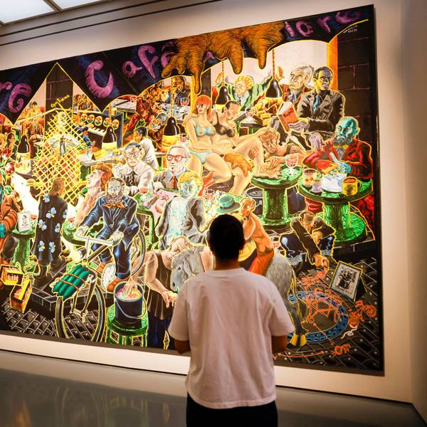 Eine Besucherin steht in der Ausstellung "Immendorff" im Kunstpalast vor dem Gemälde "Gyntiana".