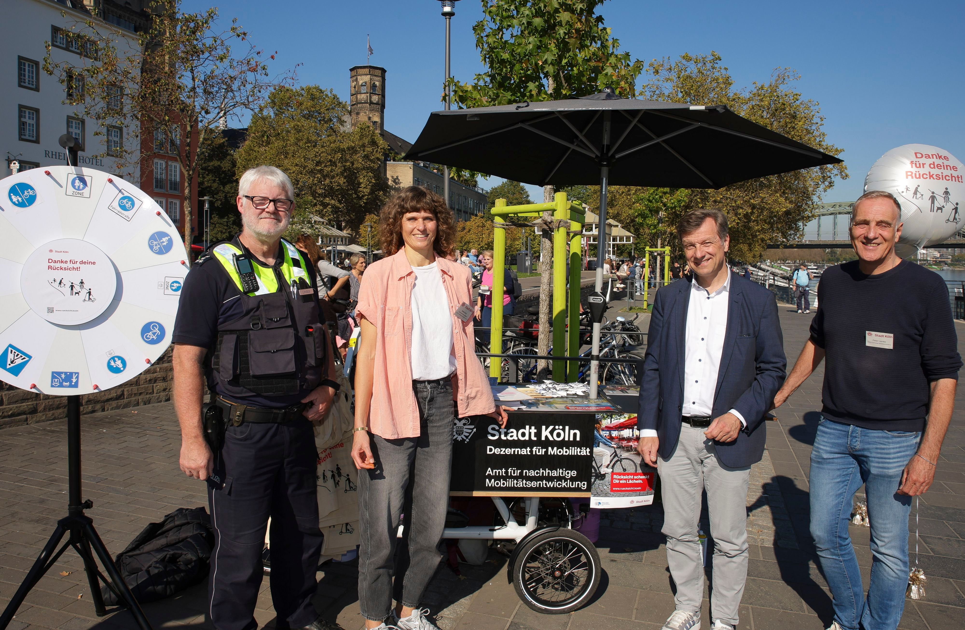 Michael Lindlar (Polizei Köln, Leiter Unfallprävention), Britta Buch (Fußverkehrsbeauftragte der Stadt Köln), Ascan Egerer (Verkehrsdezernent der Stadt Köln) und Jürgen Möllers (städtischer Fahrradbeauftragter).
