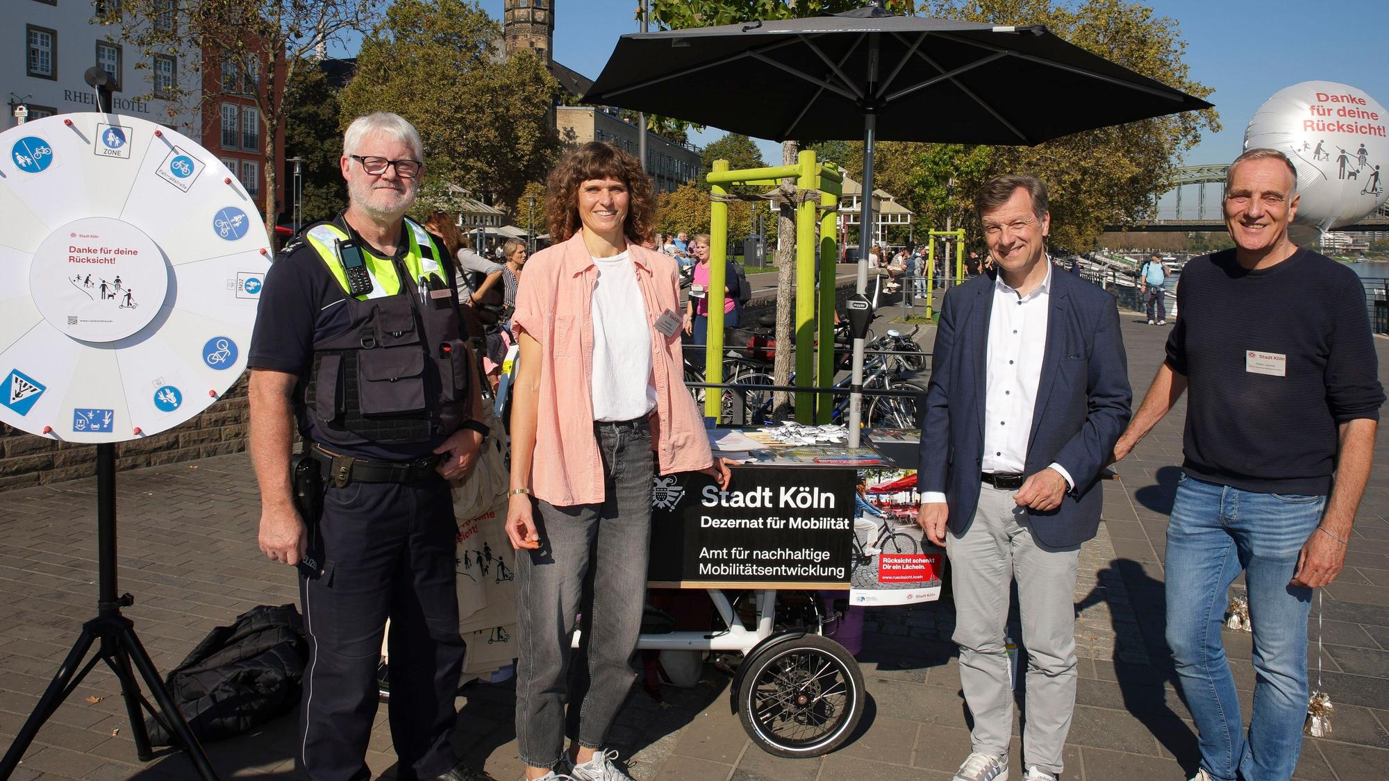 Michael Lindlar (Polizei Köln, Leiter Unfallprävention), Britta Buch (Fußverkehrsbeauftragte der Stadt Köln), Ascan Egerer (Verkehrsdezernent der Stadt Köln) und Jürgen Möllers (städtischer Fahrradbeauftragter).