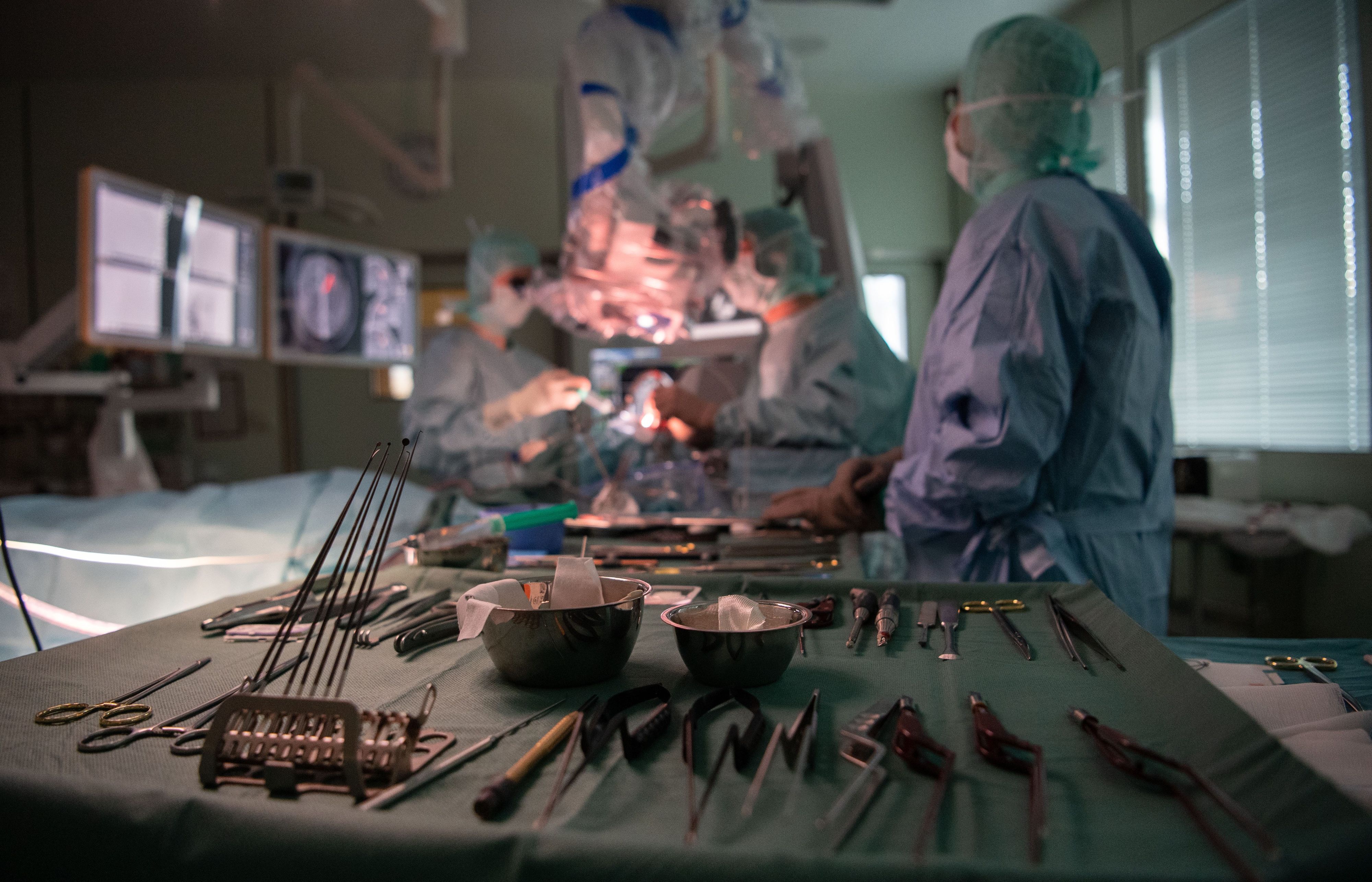 Operationsbesteck liegt während einer Operation in der Neurochirurgie auf einem Tisch.