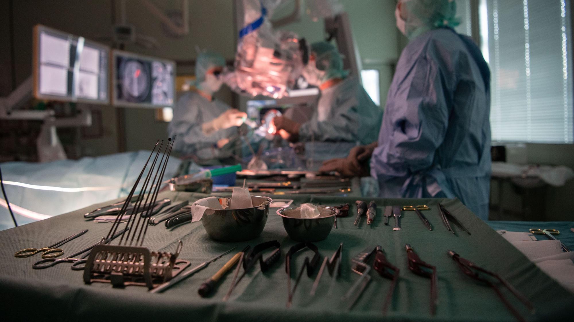 Operationsbesteck liegt während einer Operation in der Neurochirurgie auf einem Tisch.