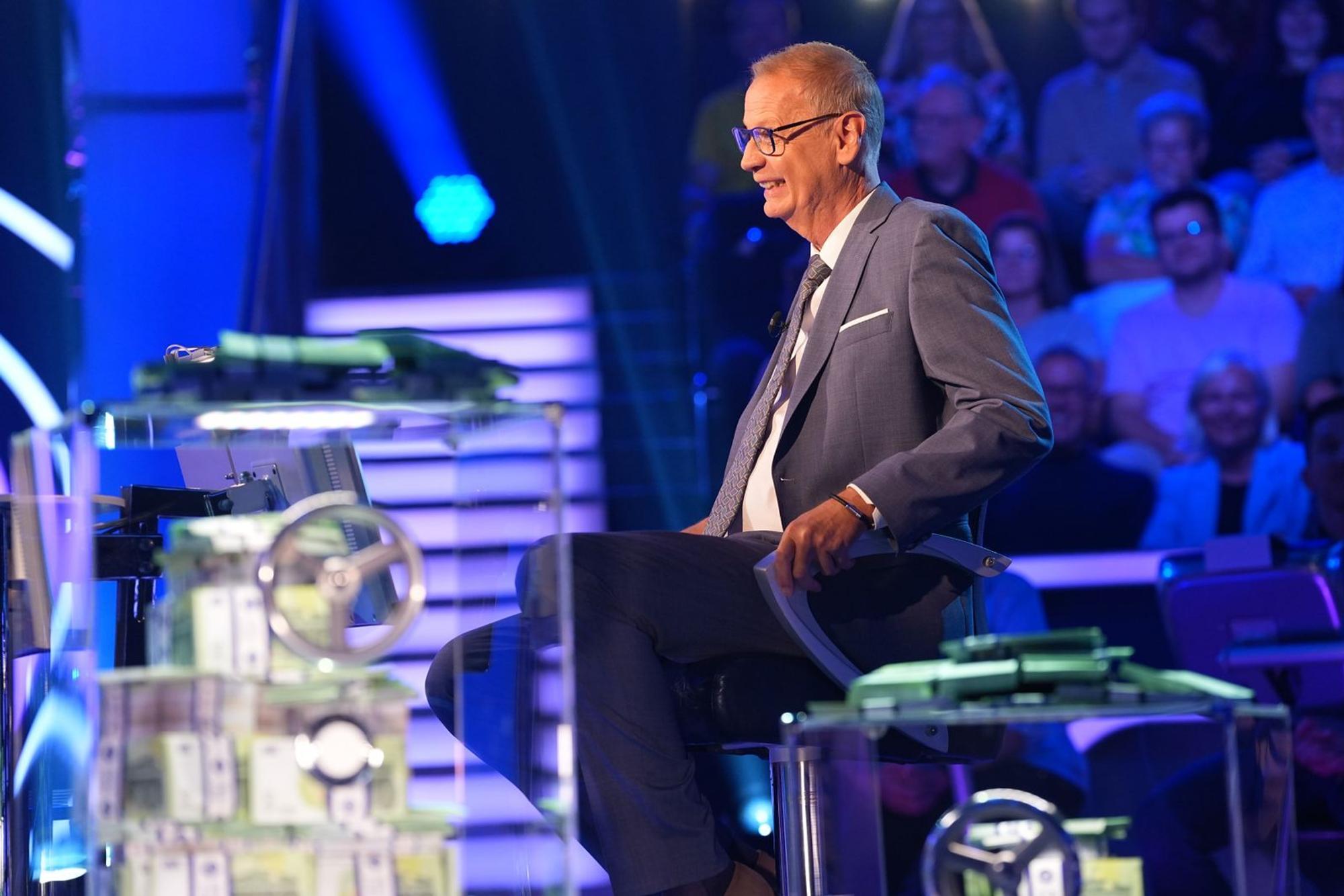 Der Moderator hilft der verunsicherten Kandidatin bei einer Frage nach Fußball-WM-Maskottchen. (Bild: RTL / Stefan Gregorowius)