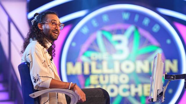 Kandidat Amadeus Oppitz verwechselt zwei bekannte Männer mit Vornamen Peter. (Bild: RTL / Stefan Gregorowius)