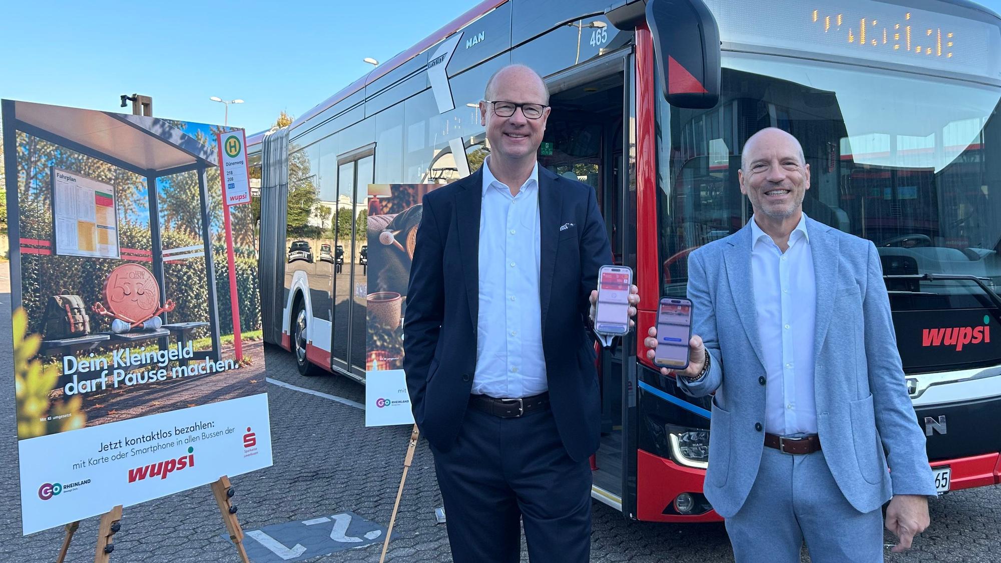 Marc Kretkowski und Markus Grawe stehen vor einem Bus.