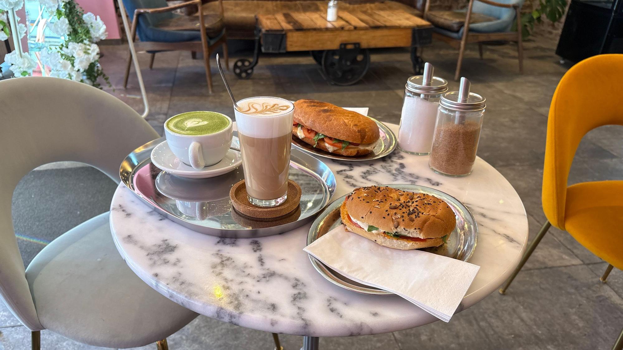 Café Qup in der Südstadt mit Panini und Bagel.