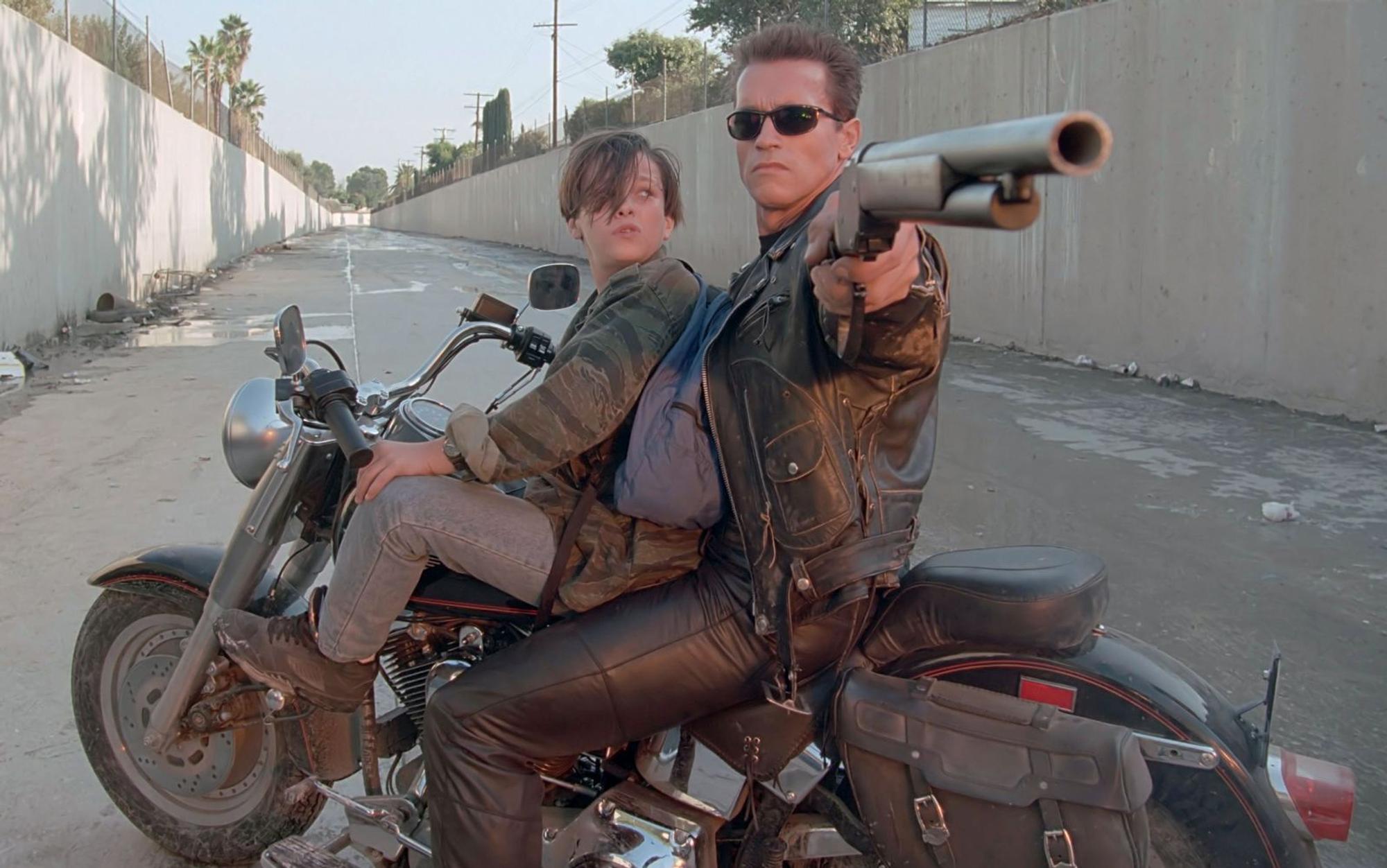 Nachdem er in „Terminator“ die eiskalte Tötungsmaschine war, befand sich Arnold Schwarzenegger im Nachfolger „Terminator 2 - Tag der Abrechnung“ in Rettungsmission. Es gilt hier, John Connor (Edward Furlong, links) zu retten, den zukünftigen Anführer der Menschheit im Krieg gegen die Maschinen. (Bild: Carolco)