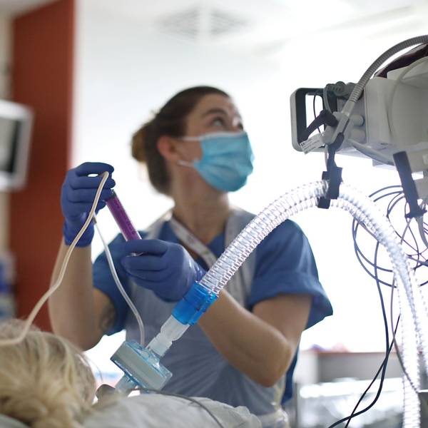 Eine Krankenschwester versorgt eine Patientin.