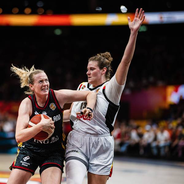 Zweikampfsituation im Basketball zwischen der Deutschen Marie Gülich und einer belgischen Gegnerin