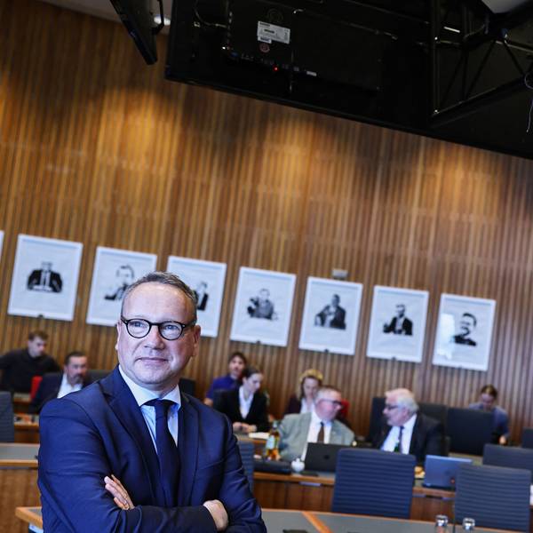 NRW-Justizminister Limbach vor seiner Zeugenaussage im Untersuchungsausschuss des Landtags zum Terroranschlag von Solingen.
