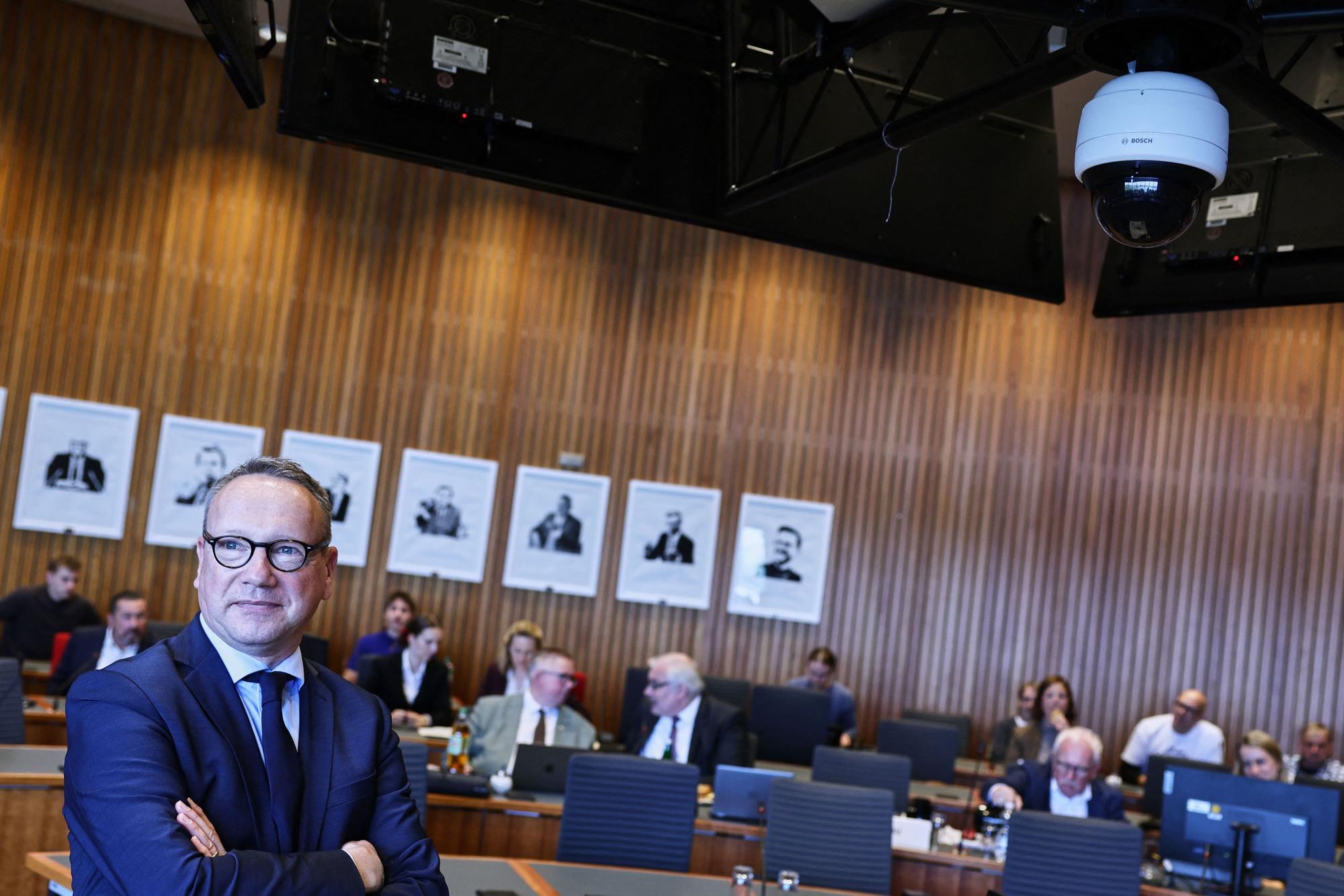 NRW-Justizminister Limbach vor seiner Zeugenaussage im Untersuchungsausschuss des Landtags zum Terroranschlag von Solingen.