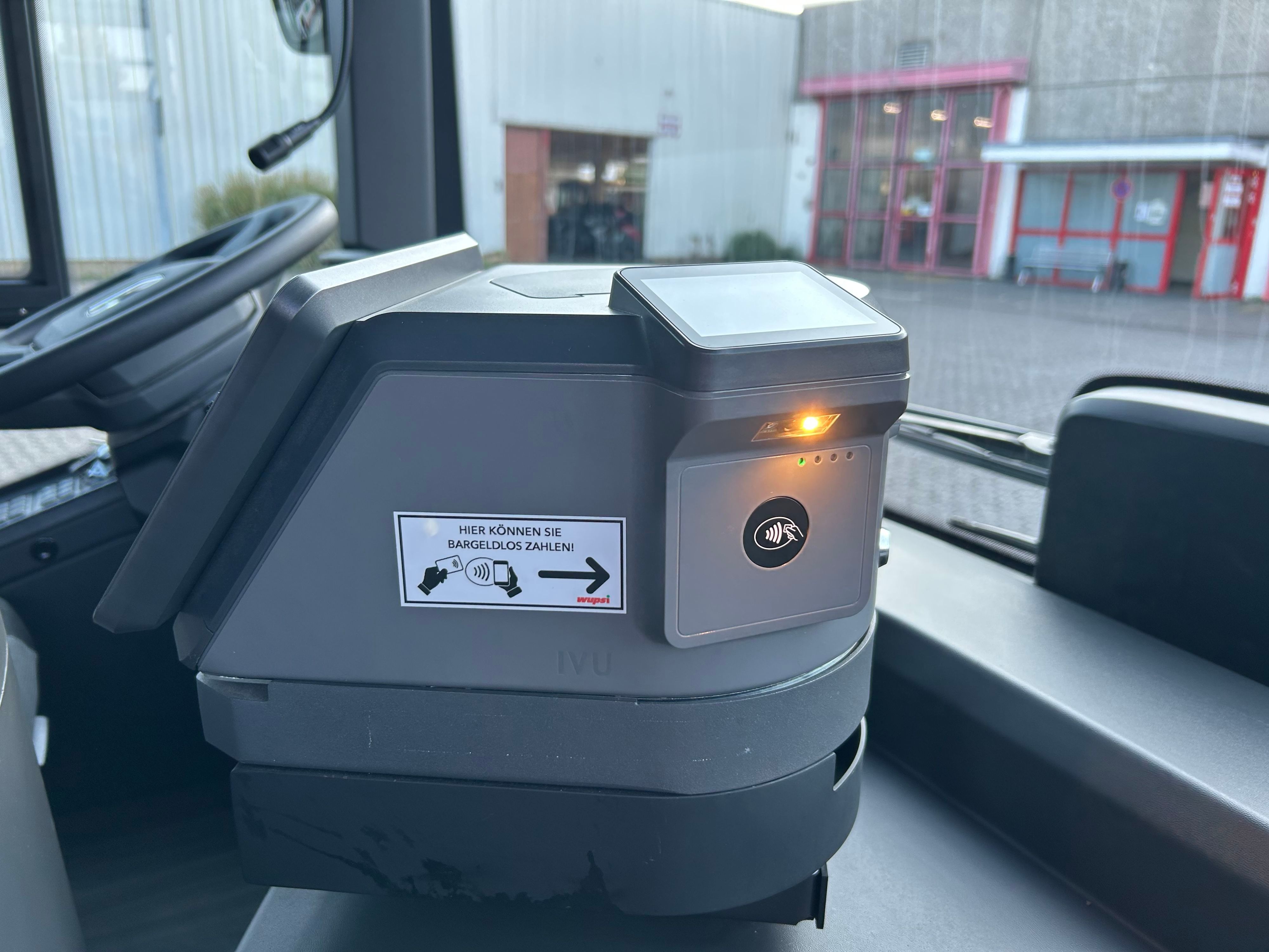 Ein Bezahlterminal in einem Wupsi-Bus