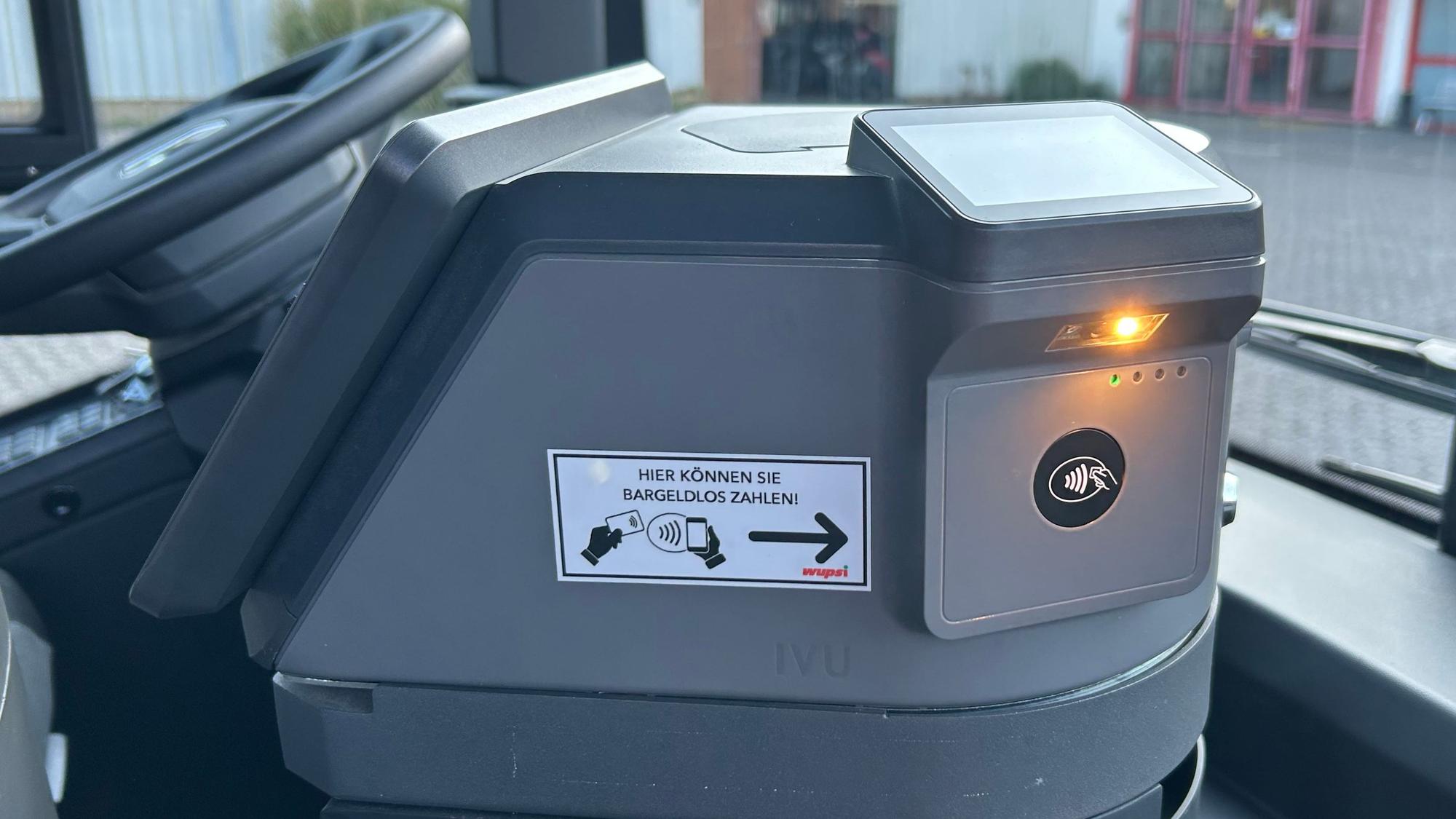Ein Bezahlterminal in einem Wupsi-Bus