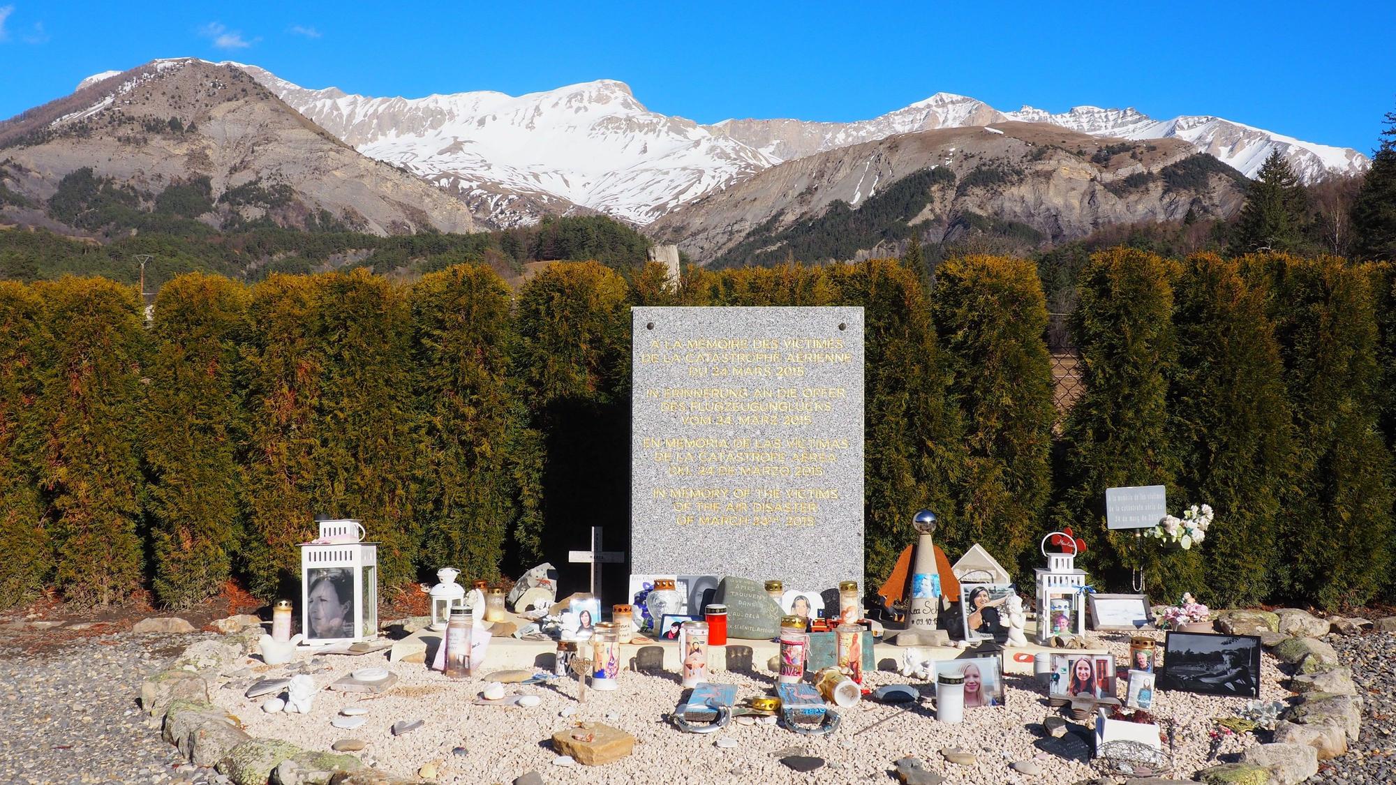 Eine Gedenktafel mit Inschriften in vier Sprachen erinnert an den Flugzeugabsturz einer Germanwings-Maschine in den Alpen. (Archivbild)