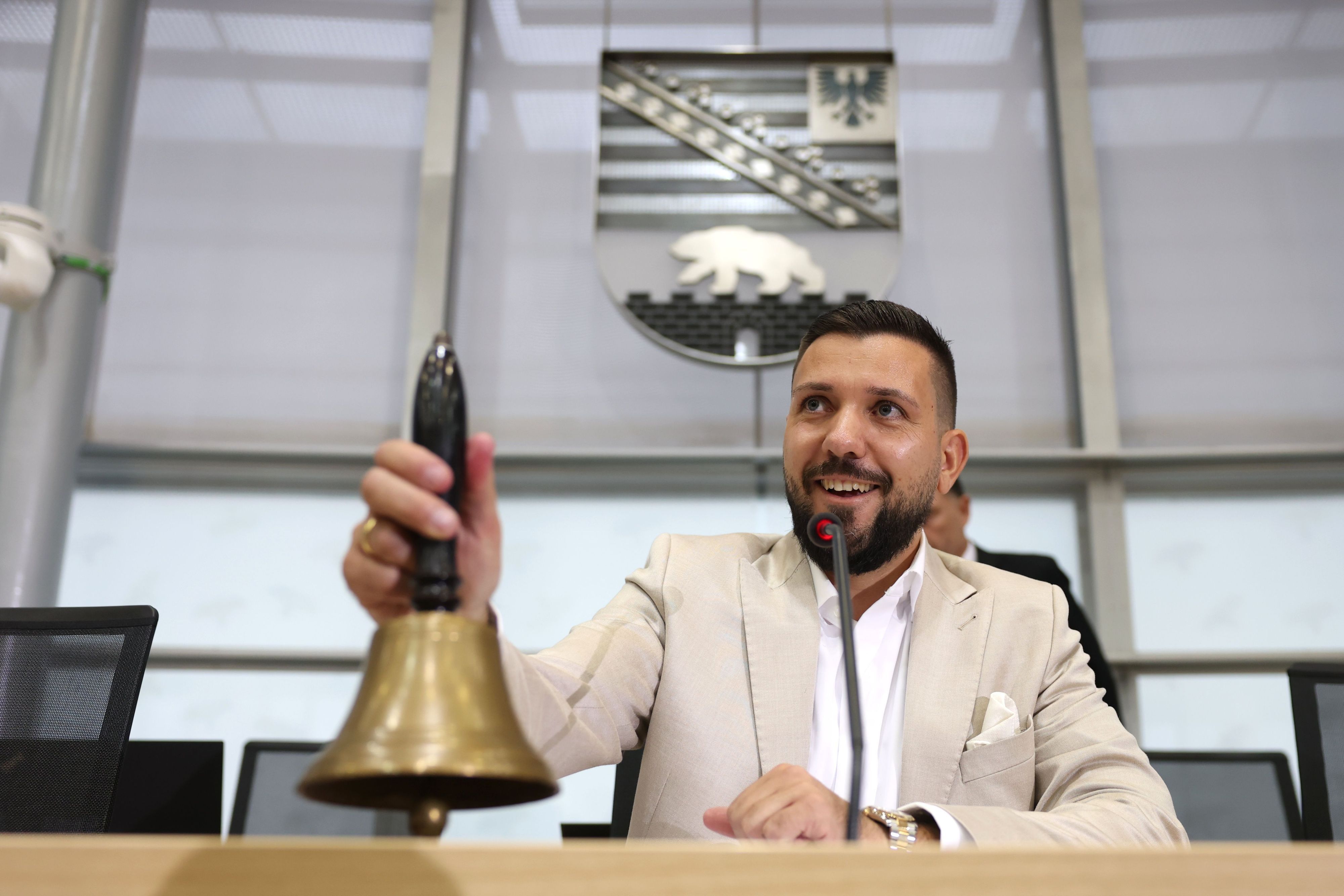 Magdeburg: Der neu gewählte Landtagspräsident Tobias Rausch (AfD) läutet nach einer Pause die Glocke während der konstituierenden Sitzung des Landtags von Sachsen-Anhalt.