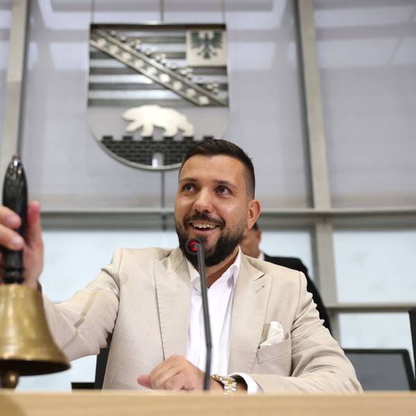 Magdeburg: Der neu gewählte Landtagspräsident Tobias Rausch (AfD) läutet nach einer Pause die Glocke während der konstituierenden Sitzung des Landtags von Sachsen-Anhalt.