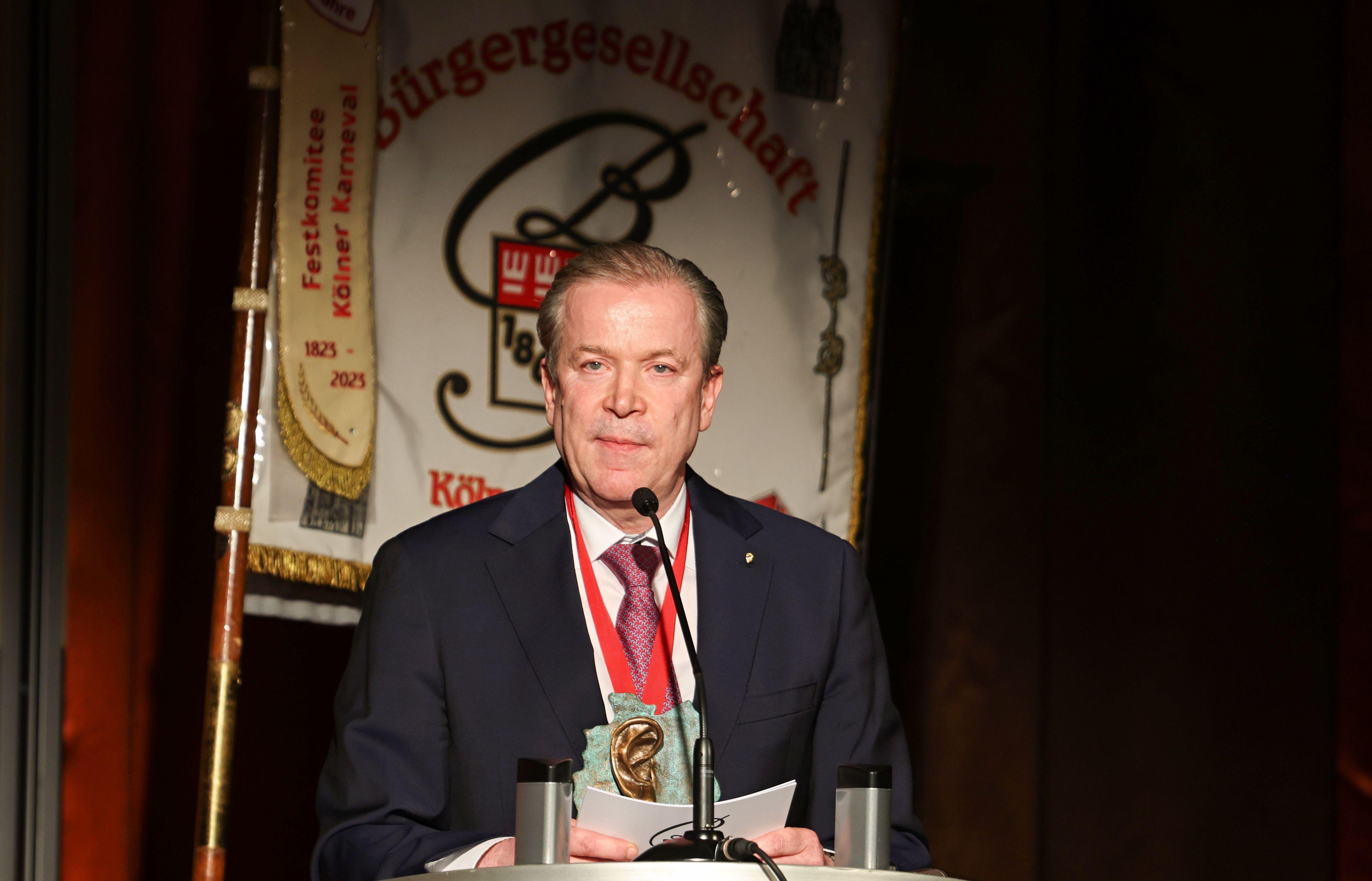 Christoph Kuckelkorn zeigt den Ohrenorden.