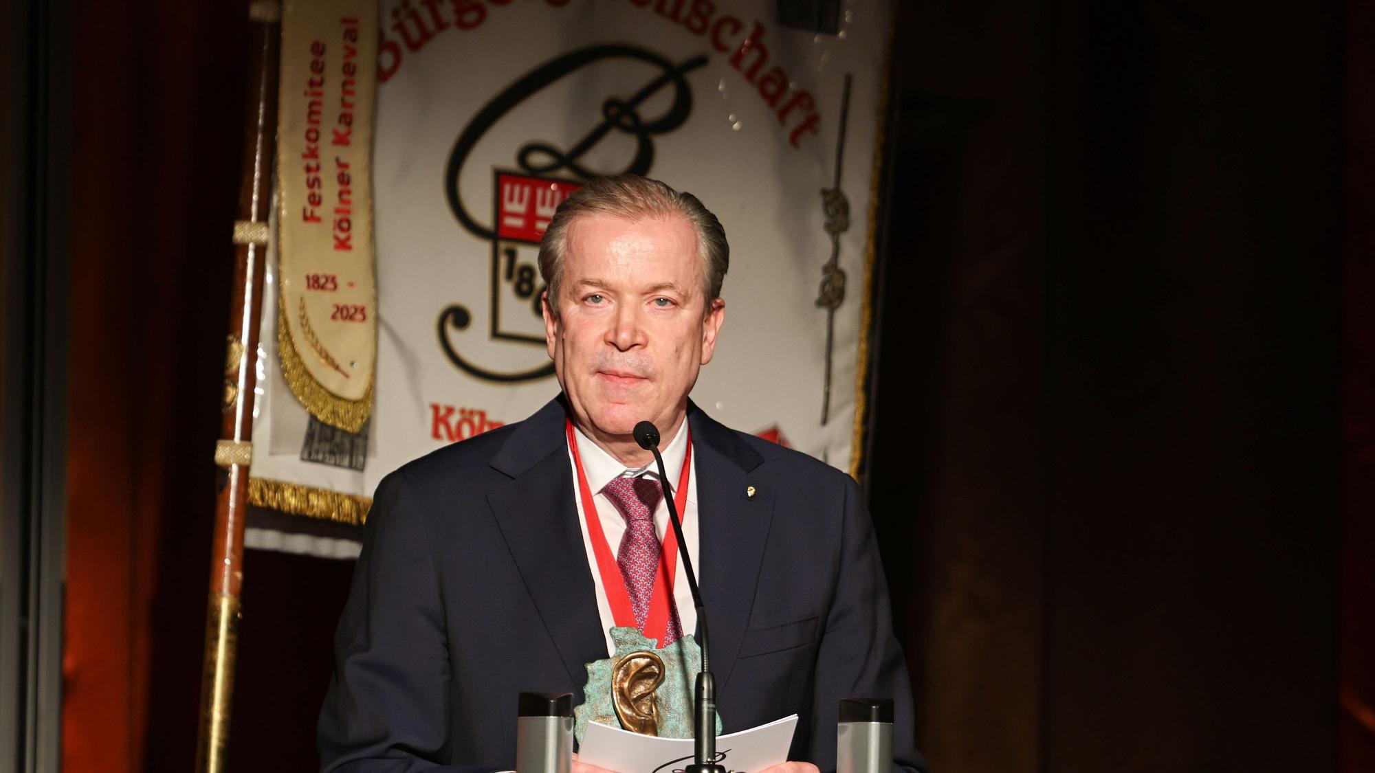 Christoph Kuckelkorn zeigt den Ohrenorden.