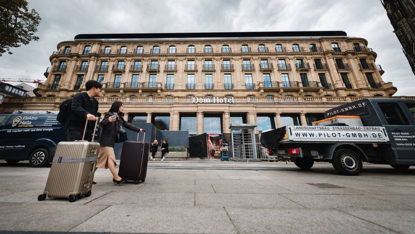 20260918, Köln: Außenansicht des Dom-Hotels. Das Luxushotel am Roncalliplatz ist seit Jahren eine Baustelle. Die Wiedereröffnung musste mehrfach verschoben werden und ist nun für das Jahr 2027 geplant. Foto. Costa Belibasakis