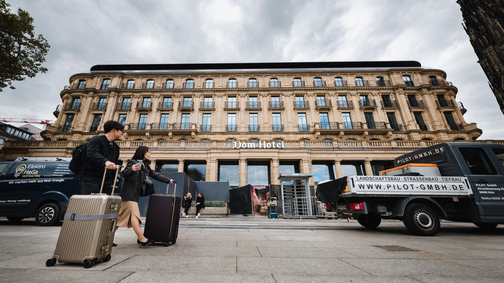 20260918, Köln: Außenansicht des Dom-Hotels. Das Luxushotel am Roncalliplatz ist seit Jahren eine Baustelle. Die Wiedereröffnung musste mehrfach verschoben werden und ist nun für das Jahr 2027 geplant. Foto. Costa Belibasakis
