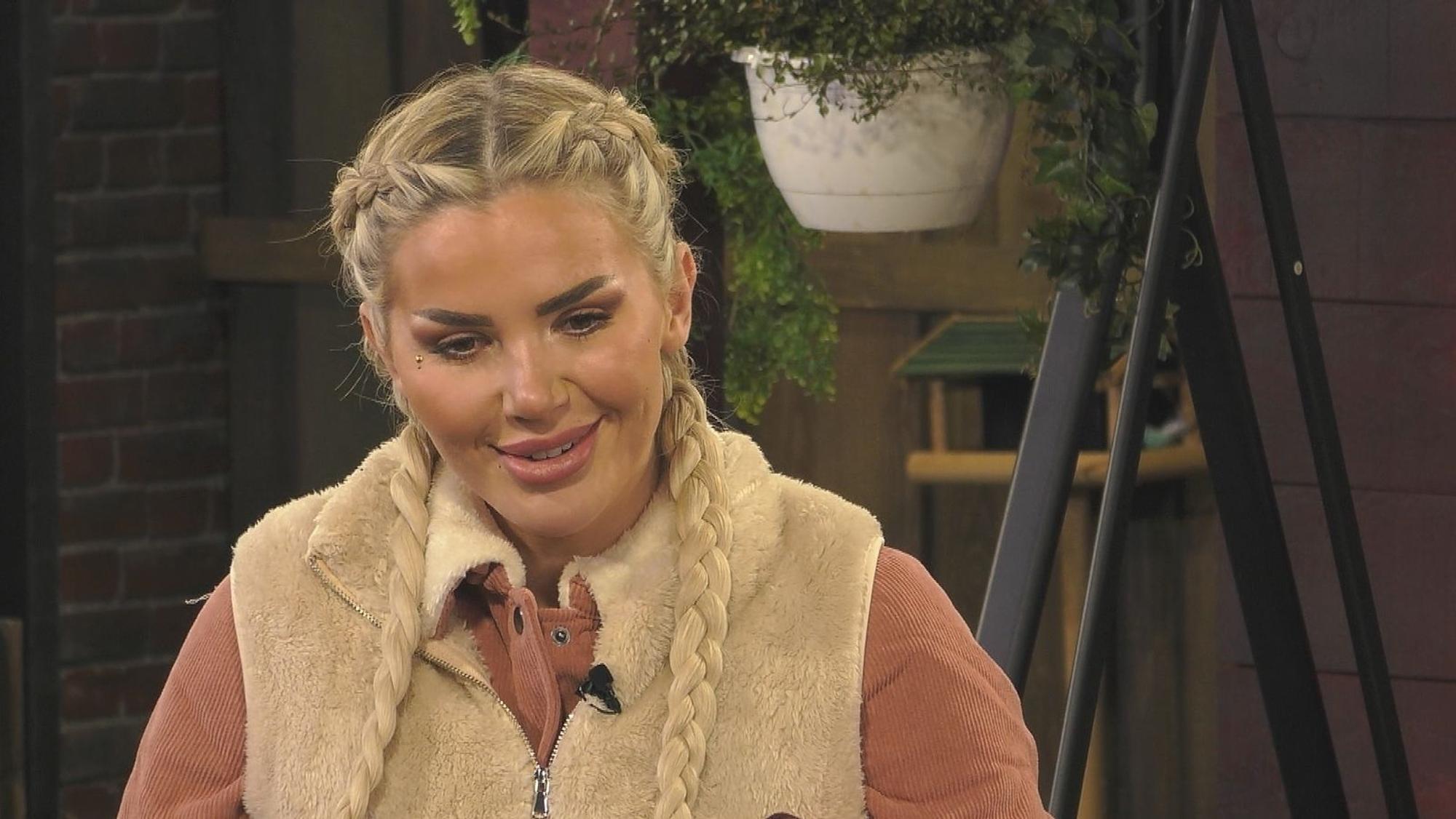Reality-Sternchen Kim Virginia polarisiert. Ihr Einzug sorgte für riesige Aufregung in der Reality-Welt und bei den Fans. Ihre Sorgen sind andere: das Plumpsklo im Garten und Stress mit dem Management. (Bild: Joyn)