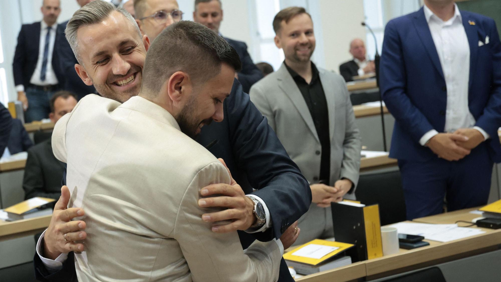 Tobias Rausch umarmt Ulrich Siegmund (beide AfD) nach seiner Wahl zum Landtagspräsidenten in Sachsen-Anhalt.