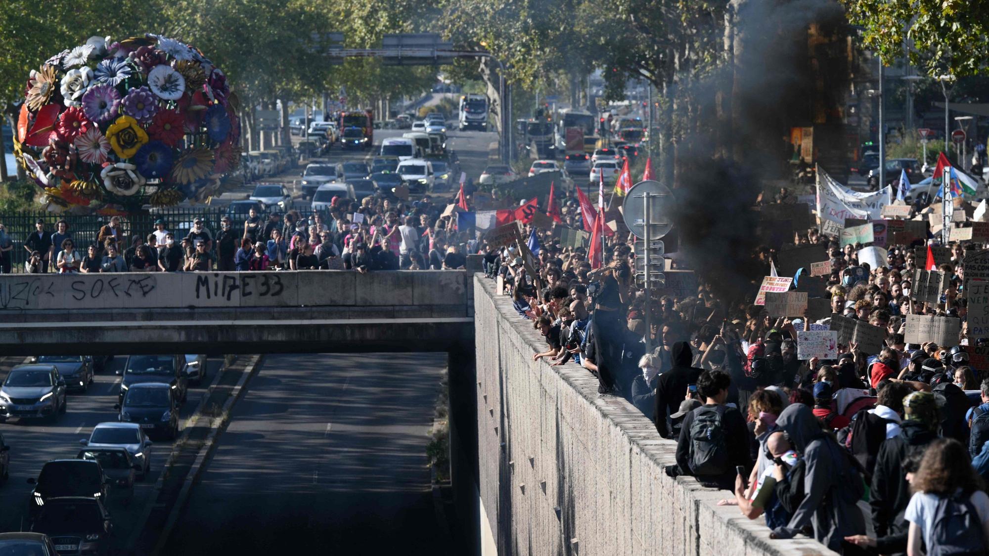 Demonstrierende versammeln sich in der Nähe der Place Bellecour im Rahmen einer landesweiten Protestbewegung gegen die Lernbedingungen in Lyon.