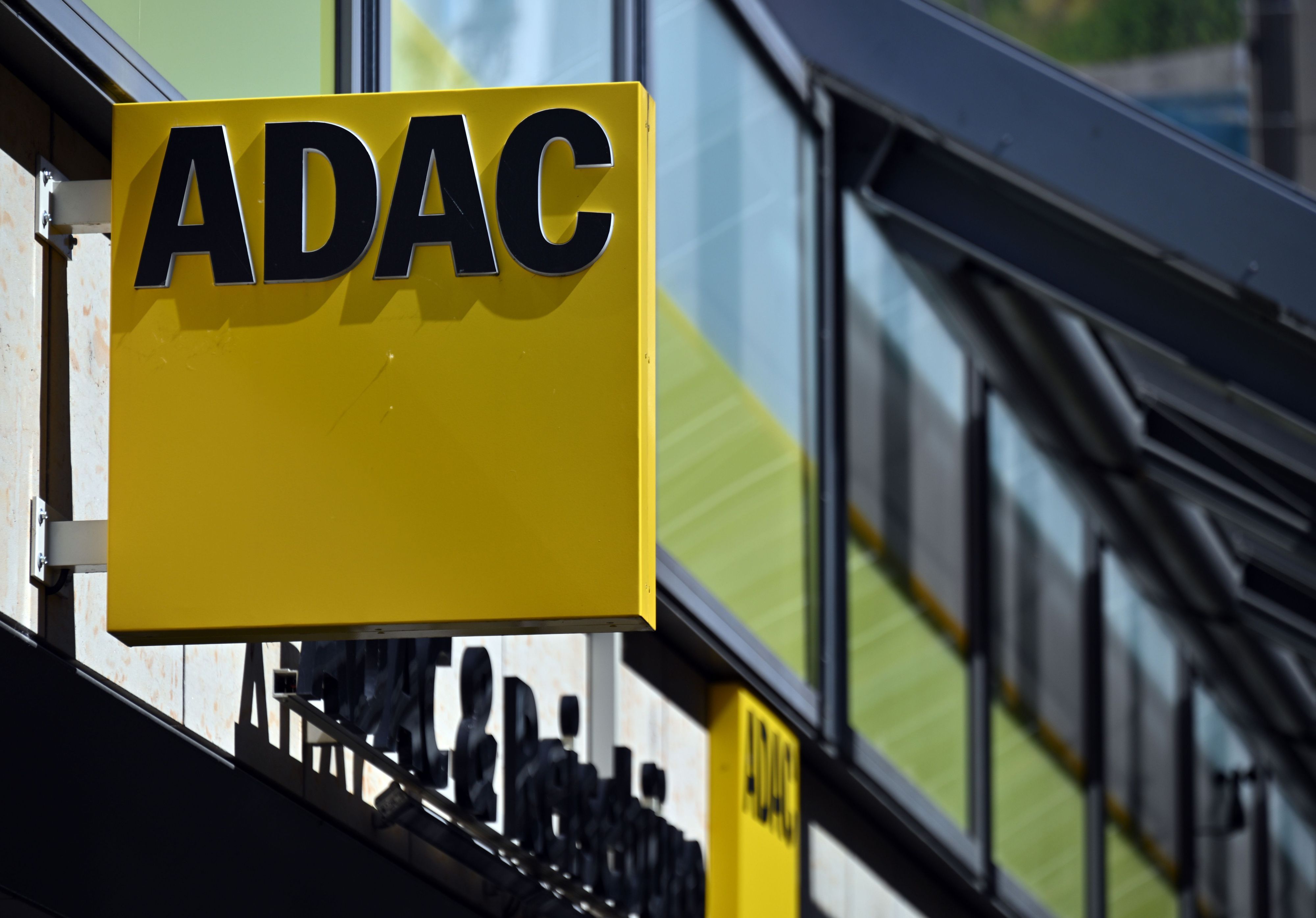 Das ADAC-Logo über einem Eingang.