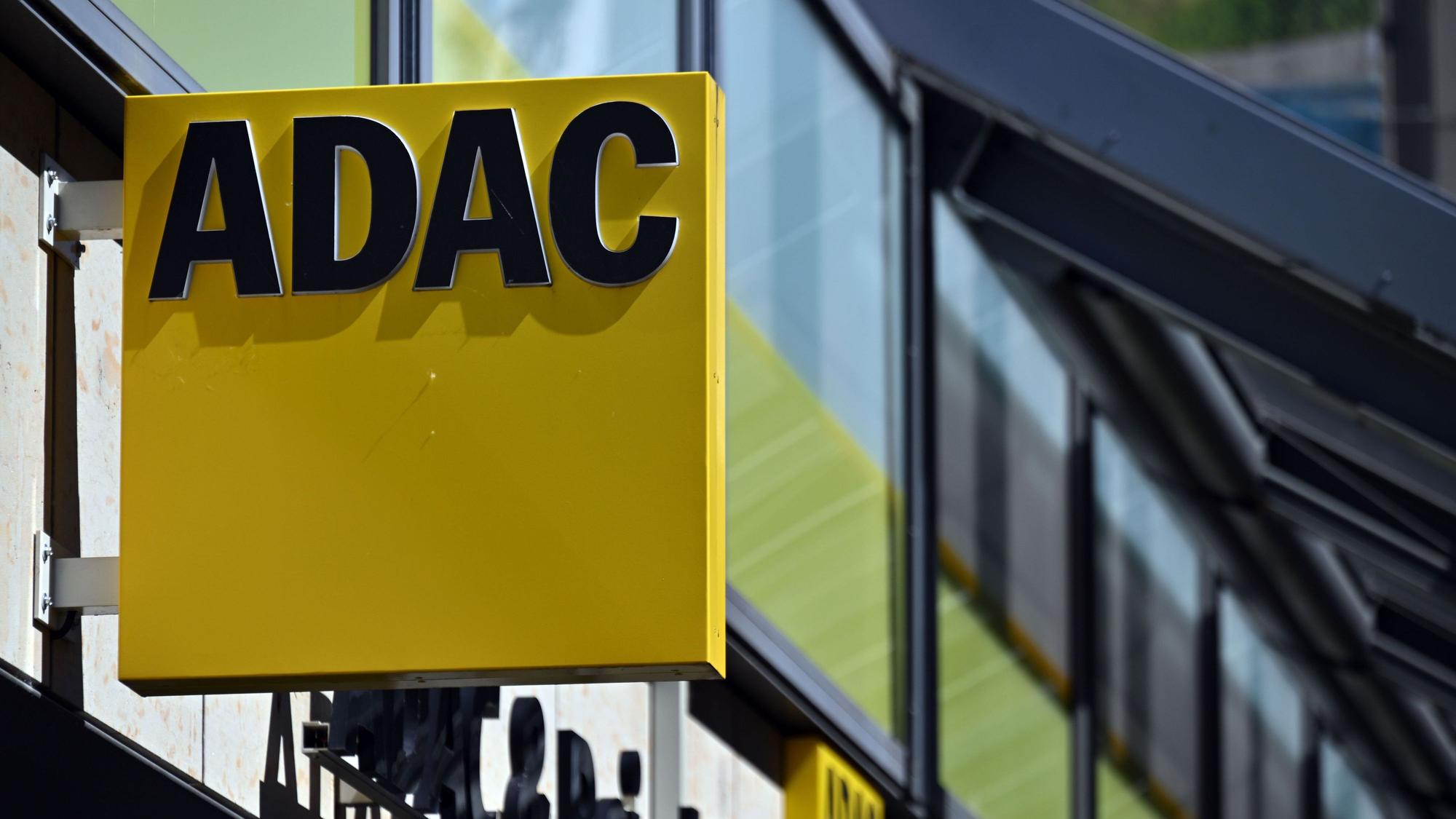 Das ADAC-Logo über einem Eingang.