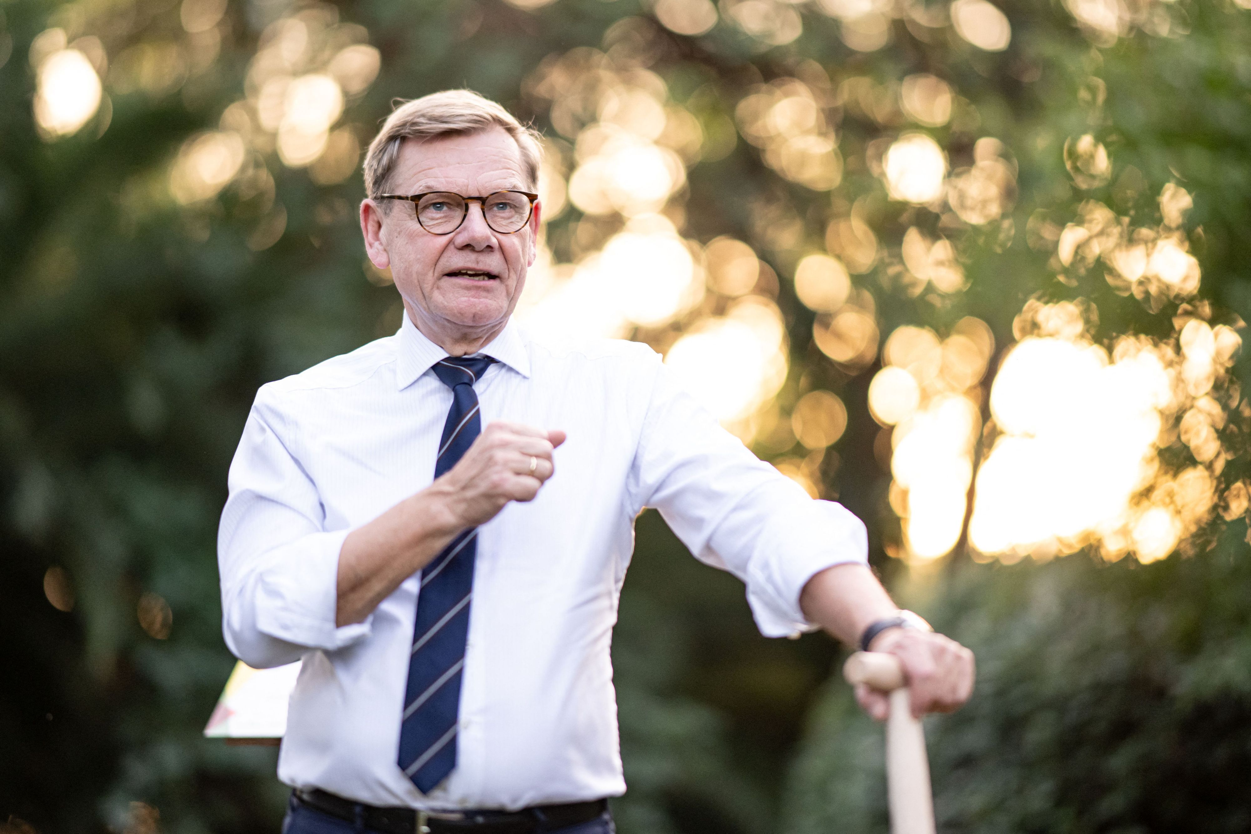 Außenminister Johann Wadephul (CDU) bei einer Baumpflanzung in der Residenz der Deutschen Botschaft in Rom.