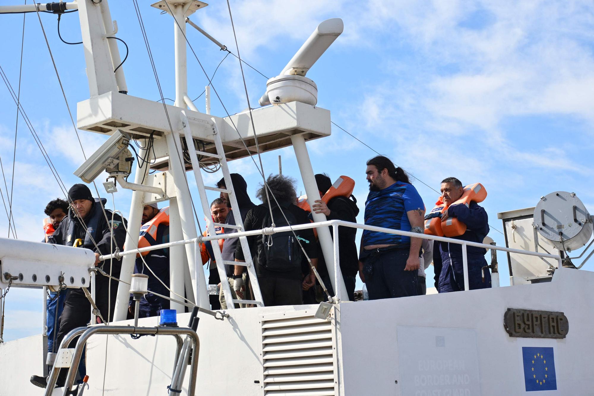 Besatzungsmitglieder eines Schiffes, das von Drohnen getroffen wurde, treffen am 6. Oktober 2026 nach ihrer Rettung im Hafen von Varna ein.
