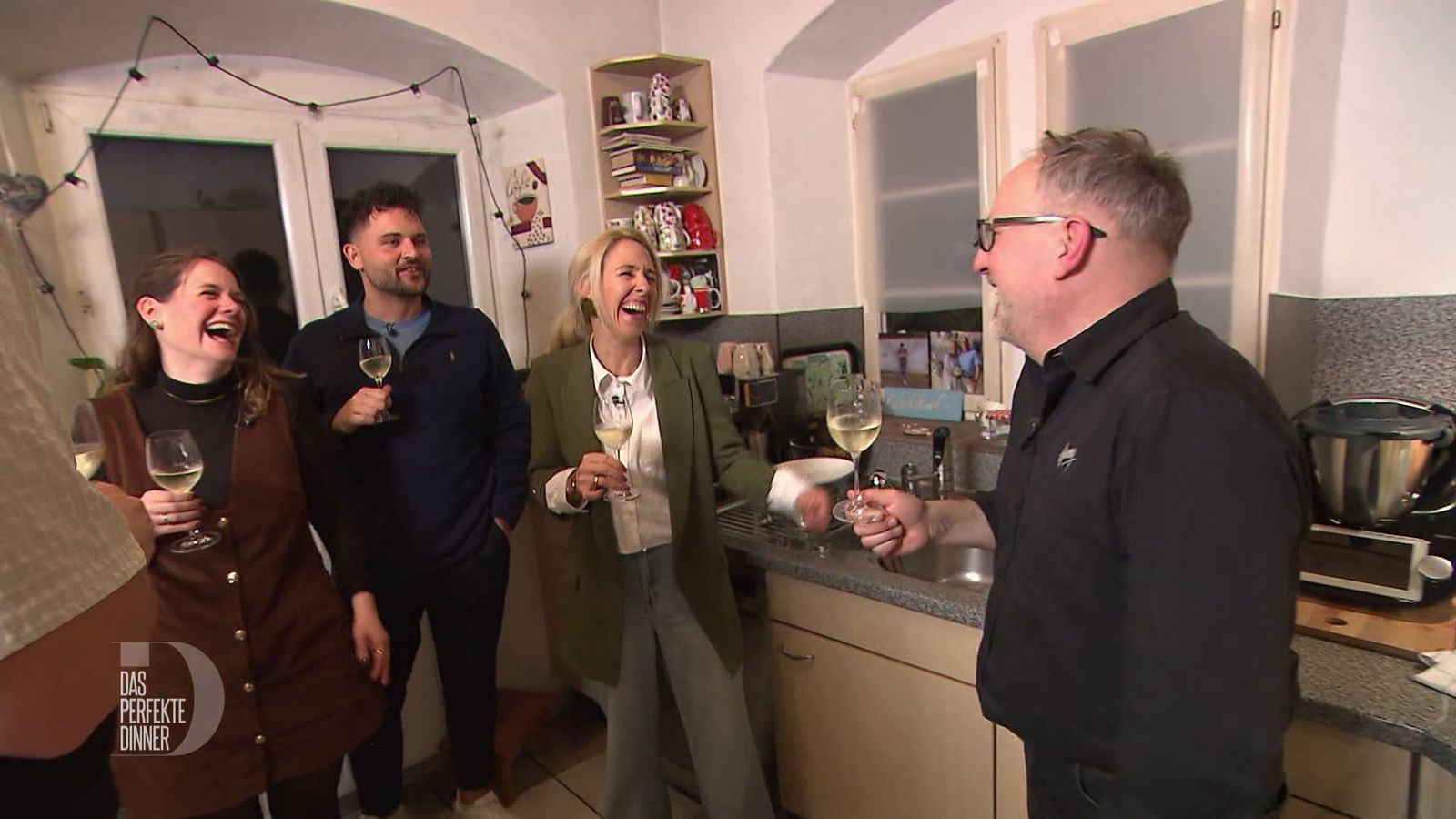 Beim Besuch in der Küche verrät Harry (rechts) Elise (links), Jonathan und Olivia seinen besonderen Warmhalte-Trick. 
 (Bild: RTL)